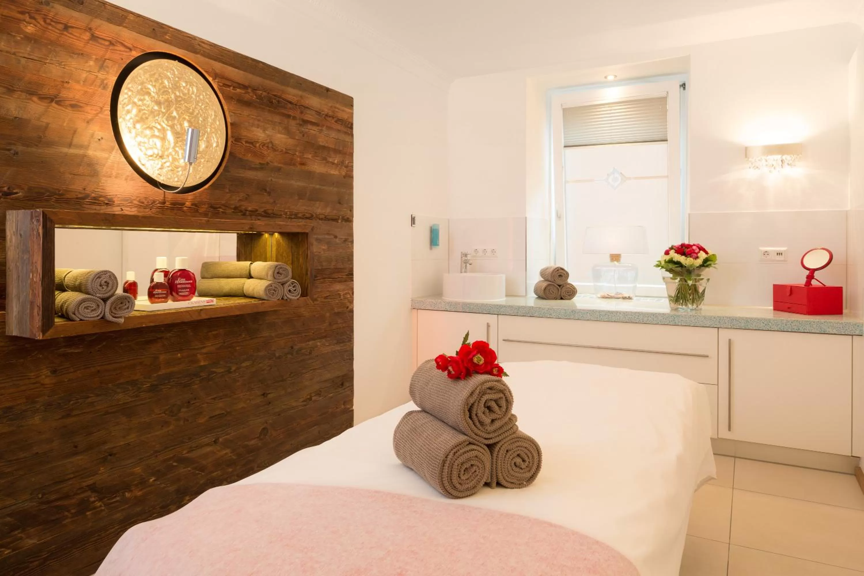 Massage, Bed in YachtHotel Helvetia Spa- und Wellnessdomizil