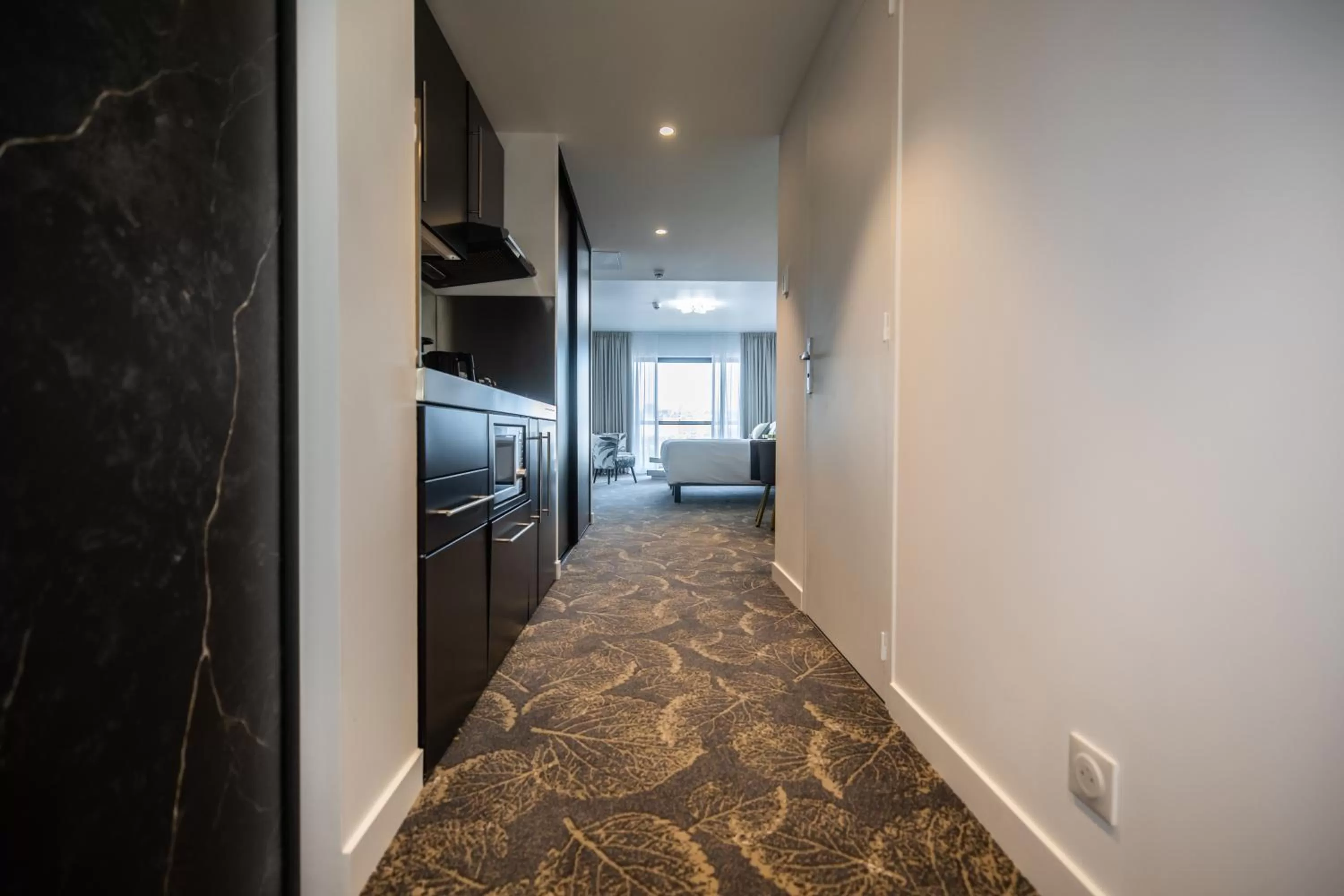 Kitchen or kitchenette in Le Barracuda & Spa, Centre Port, pieds dans l'eau, vue mer