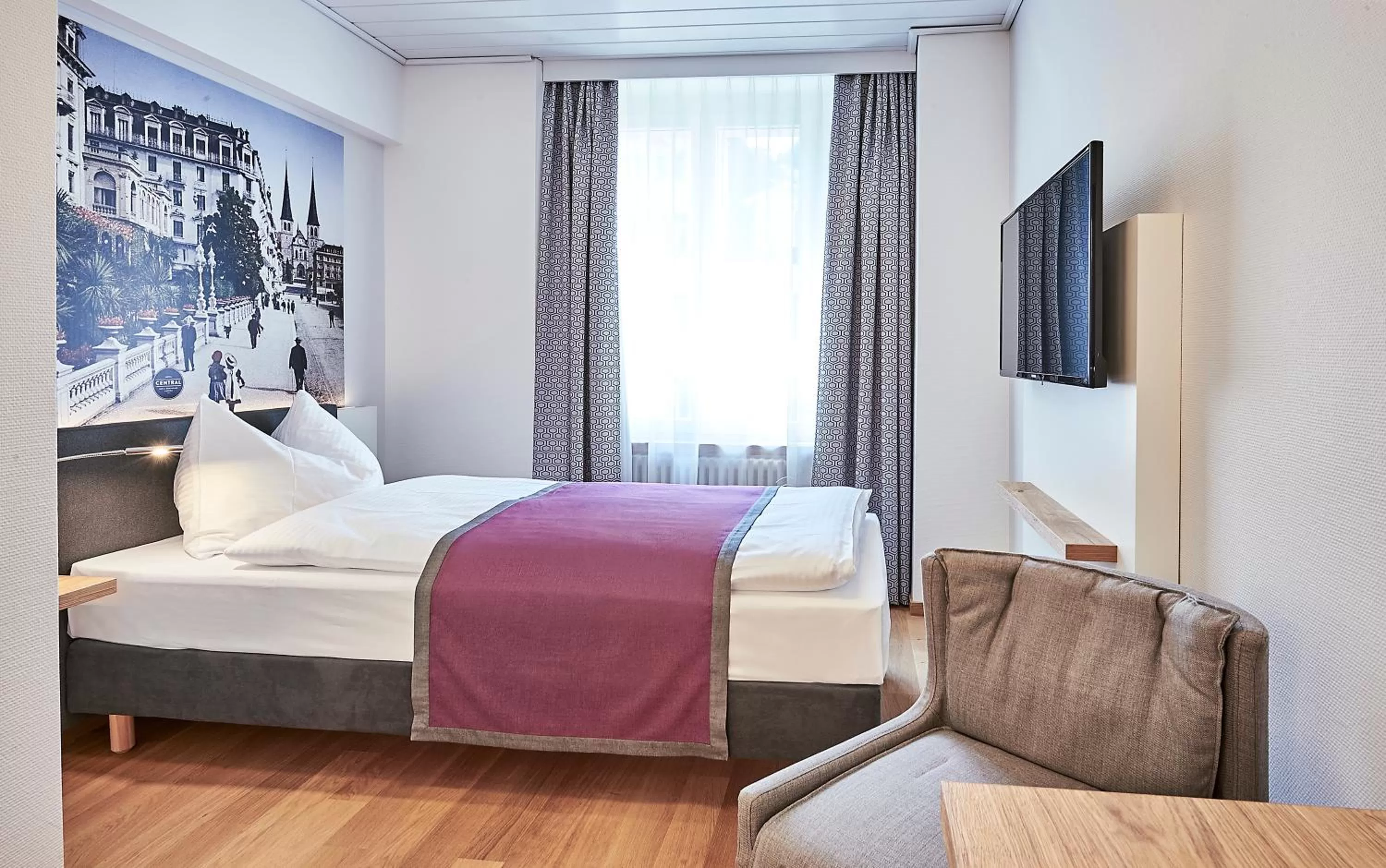 Photo of the whole room, Bed in Hotel Central Luzern