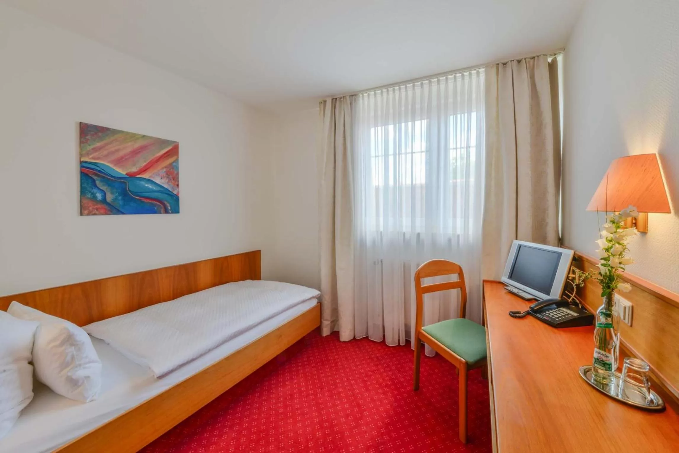 Photo of the whole room, Bed in Mayers Waldhorn - zwischen Reutlingen und Tübingen