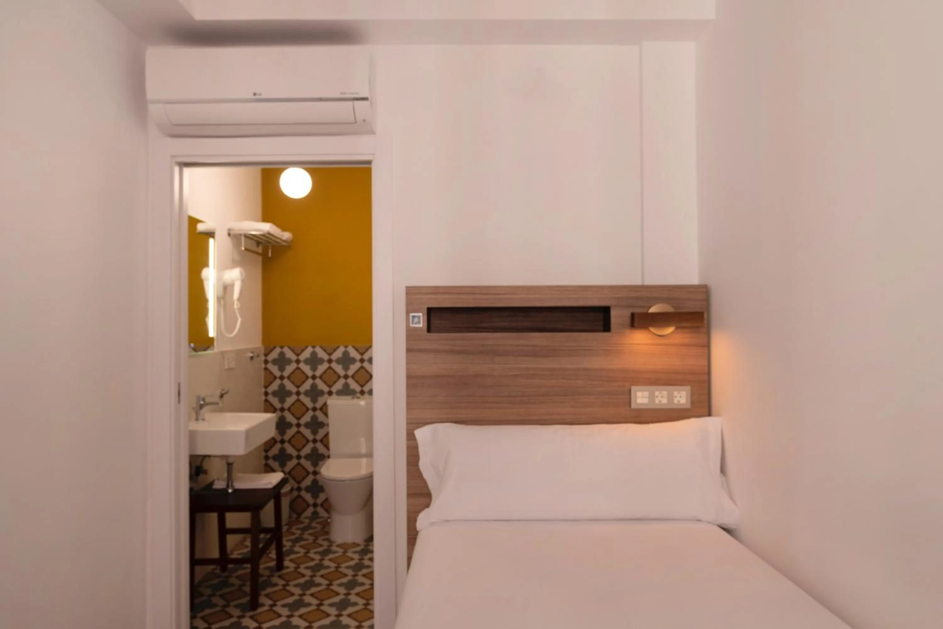 Bedroom, Bed in Hotel 19-30 Valencia