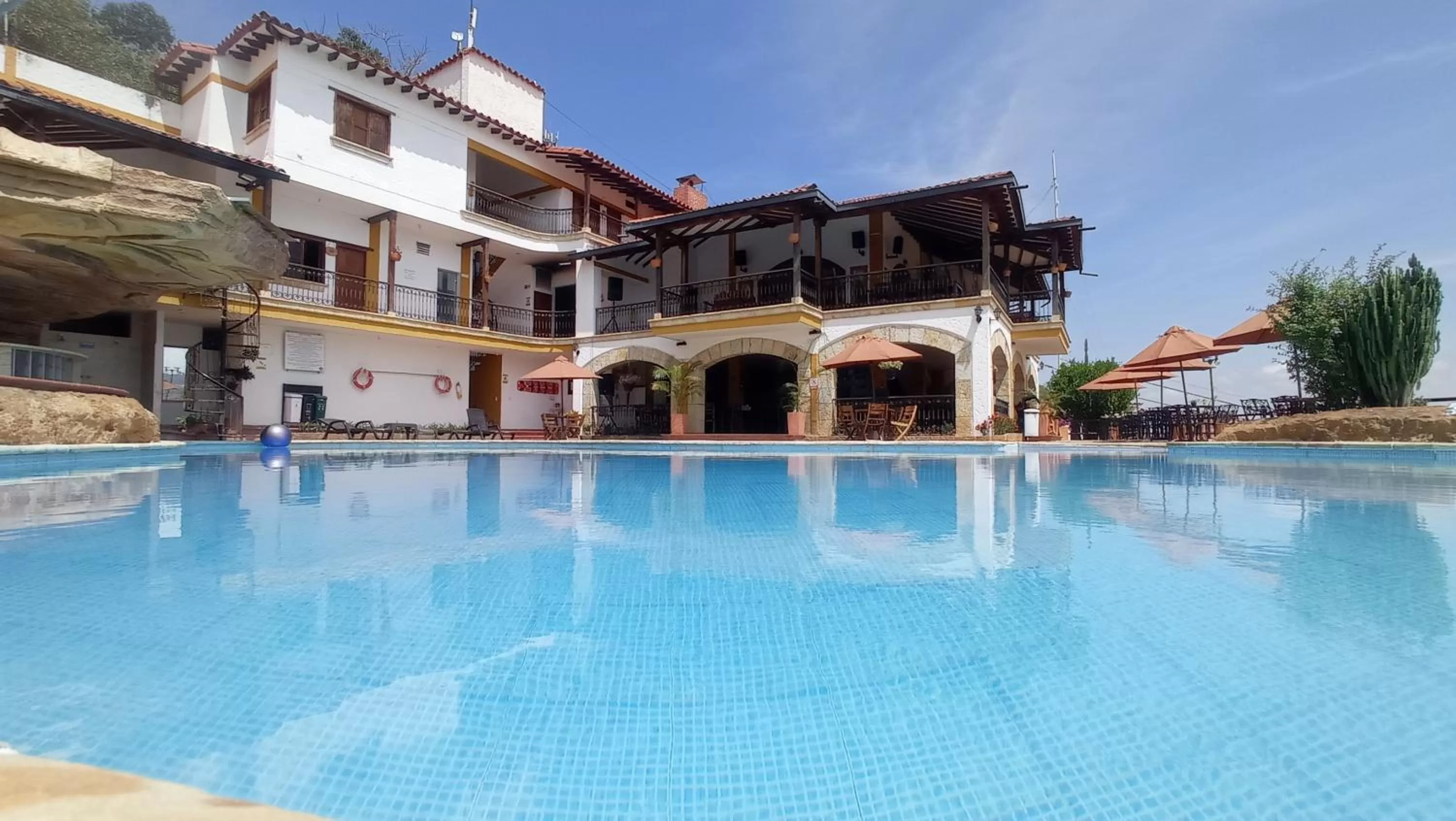 Swimming pool, Property Building in Hotel Las Rocas Resort Villanueva