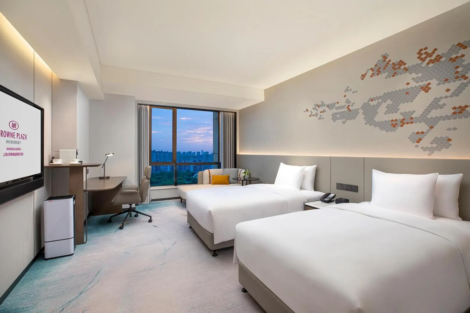 Photo of the whole room, Bed in Crowne Plaza Shanghai Jinxiu by IHG