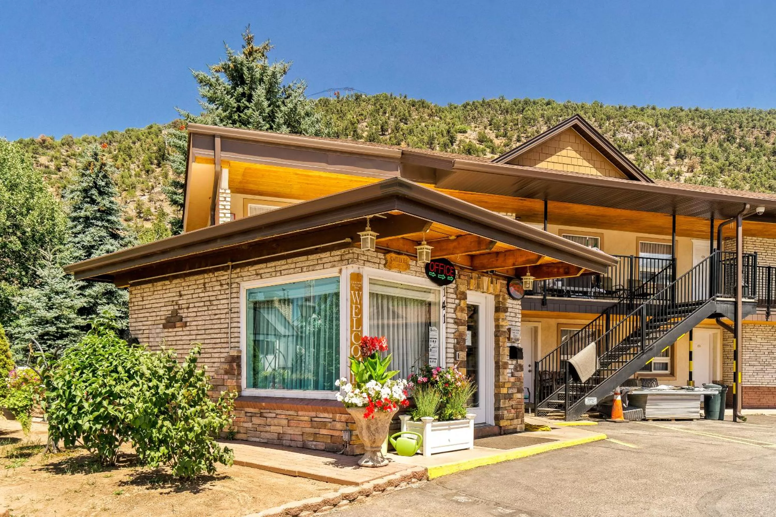 Facade/entrance in Glenwood Springs Inn