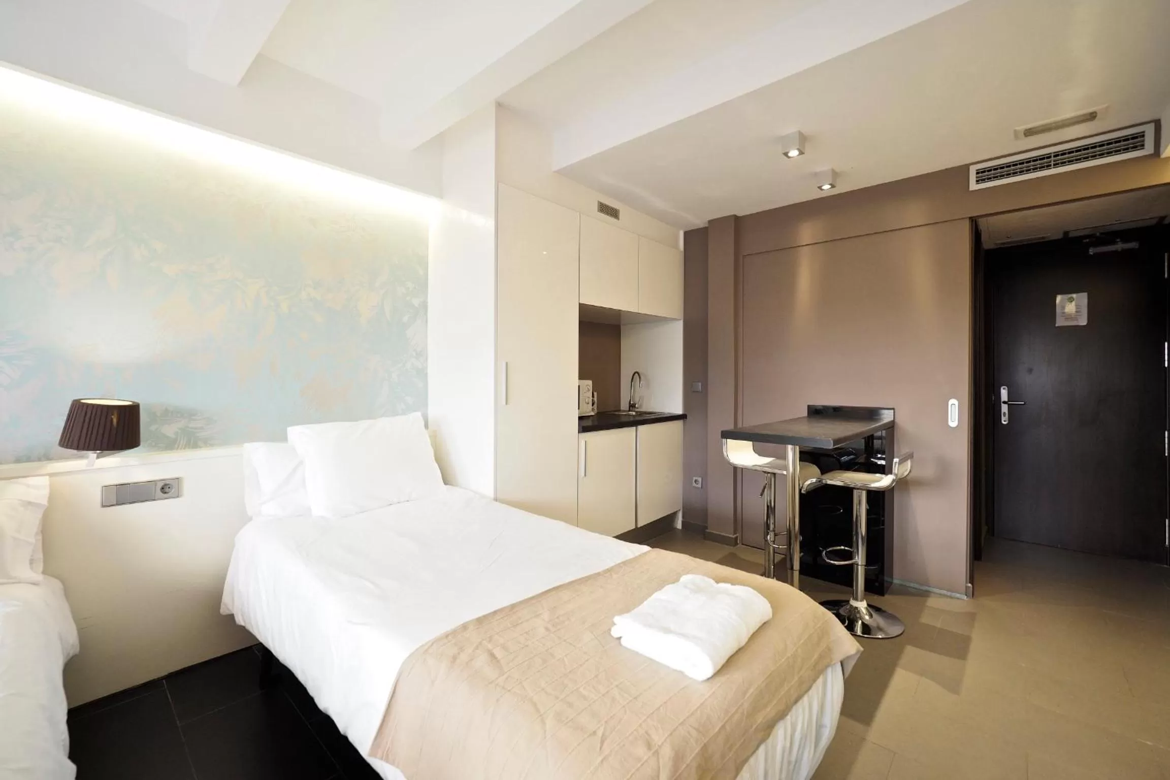 Photo of the whole room, Bed in Barcelona Fifteen central Aparthotel