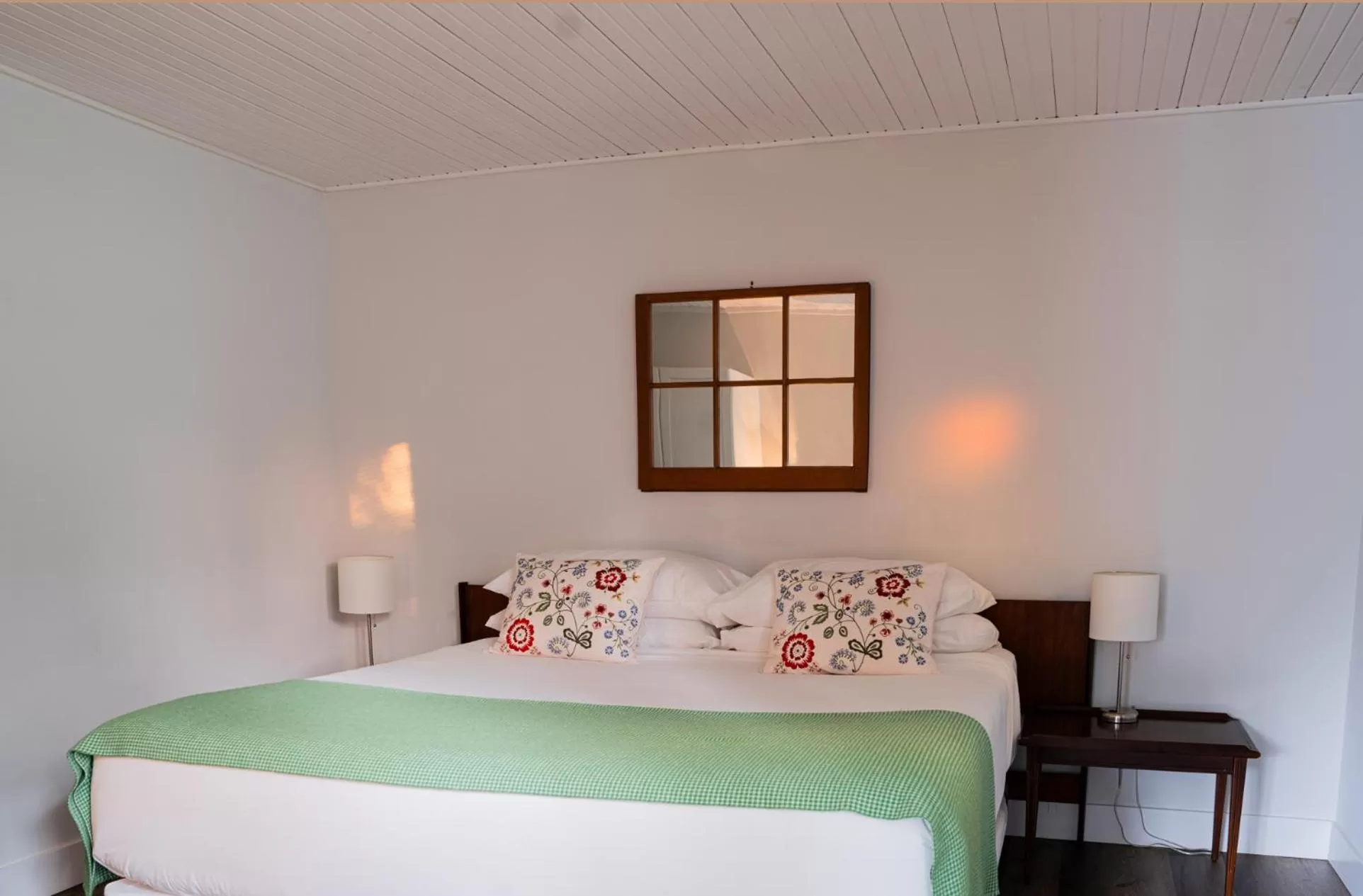 Premium King Suites Fireplace with Sitting Area in The Kent Motel