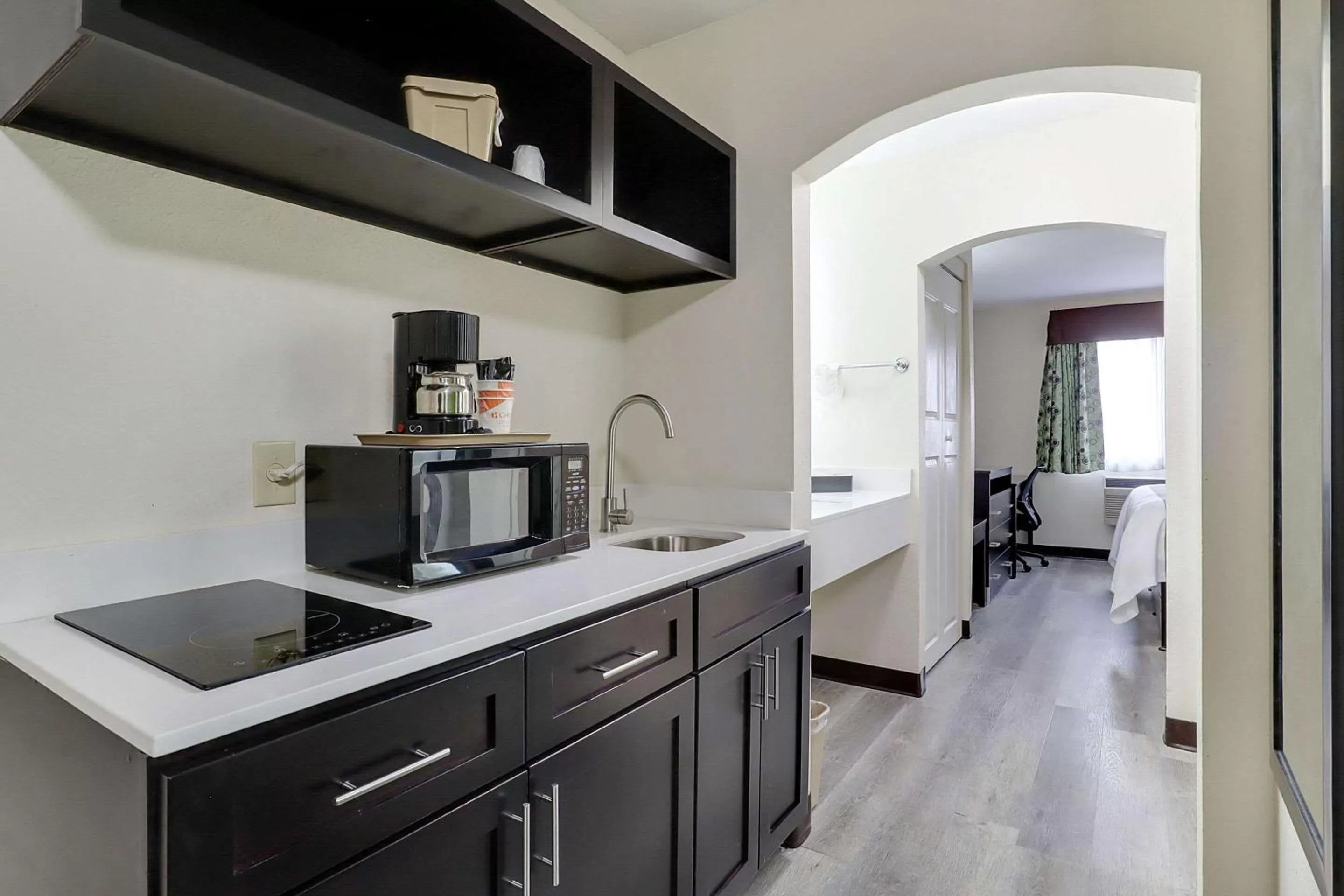 Bedroom, Kitchen/Kitchenette in Quality Suites Albuquerque Airport