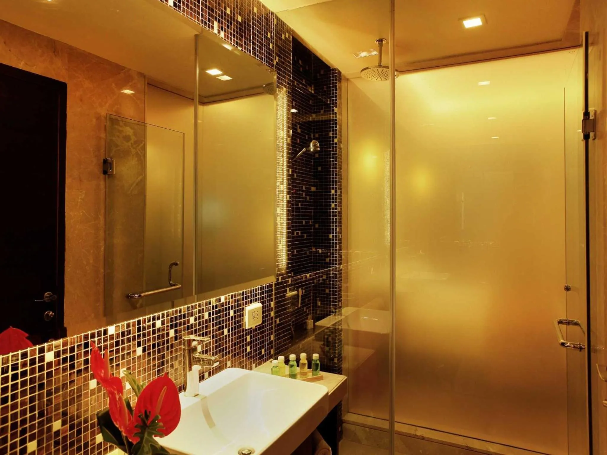 Bathroom in The Metropolitan Hotel & Spa New Delhi