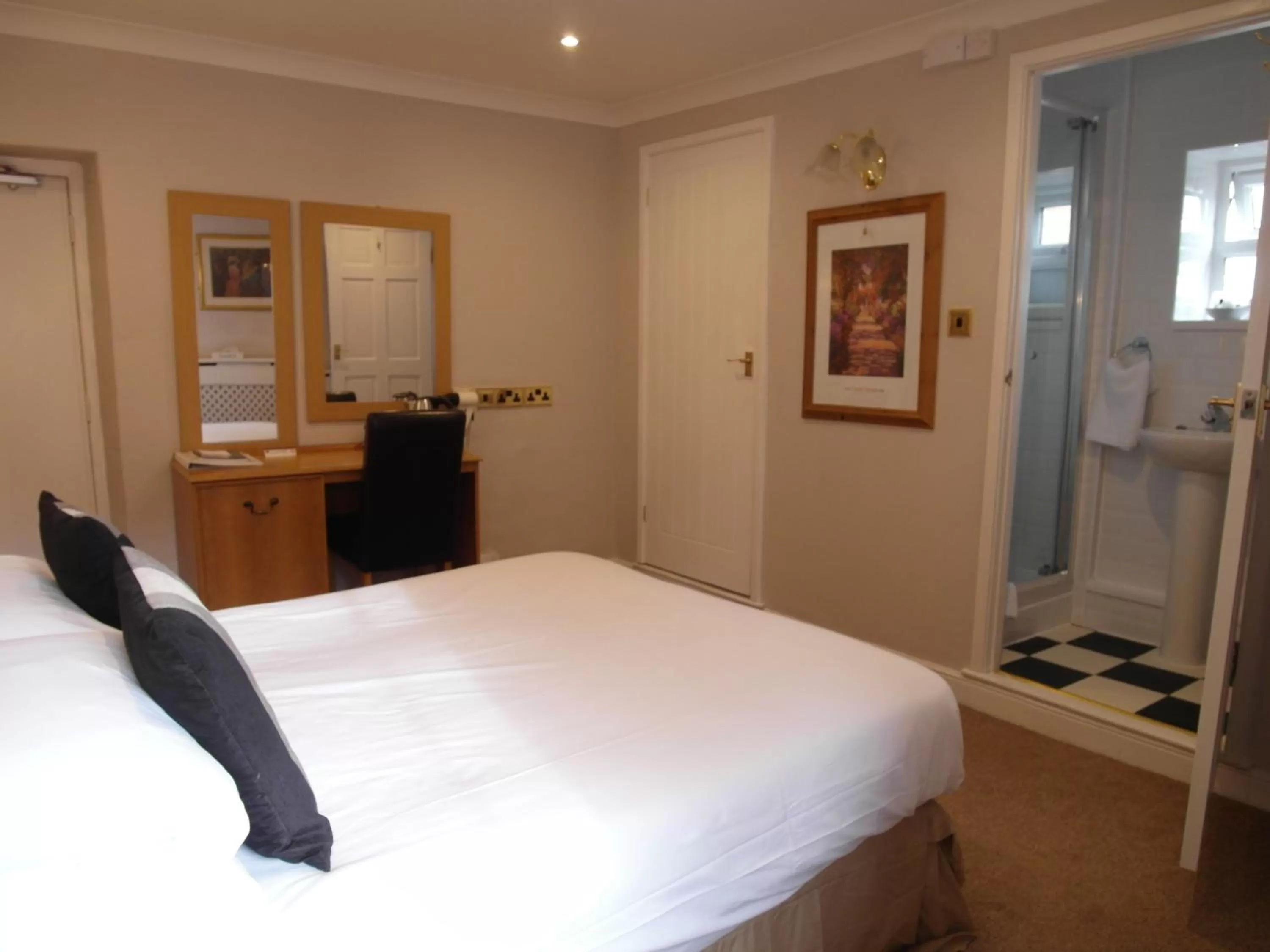 Bedroom, Bed in Best Western The George Hotel, Swaffham