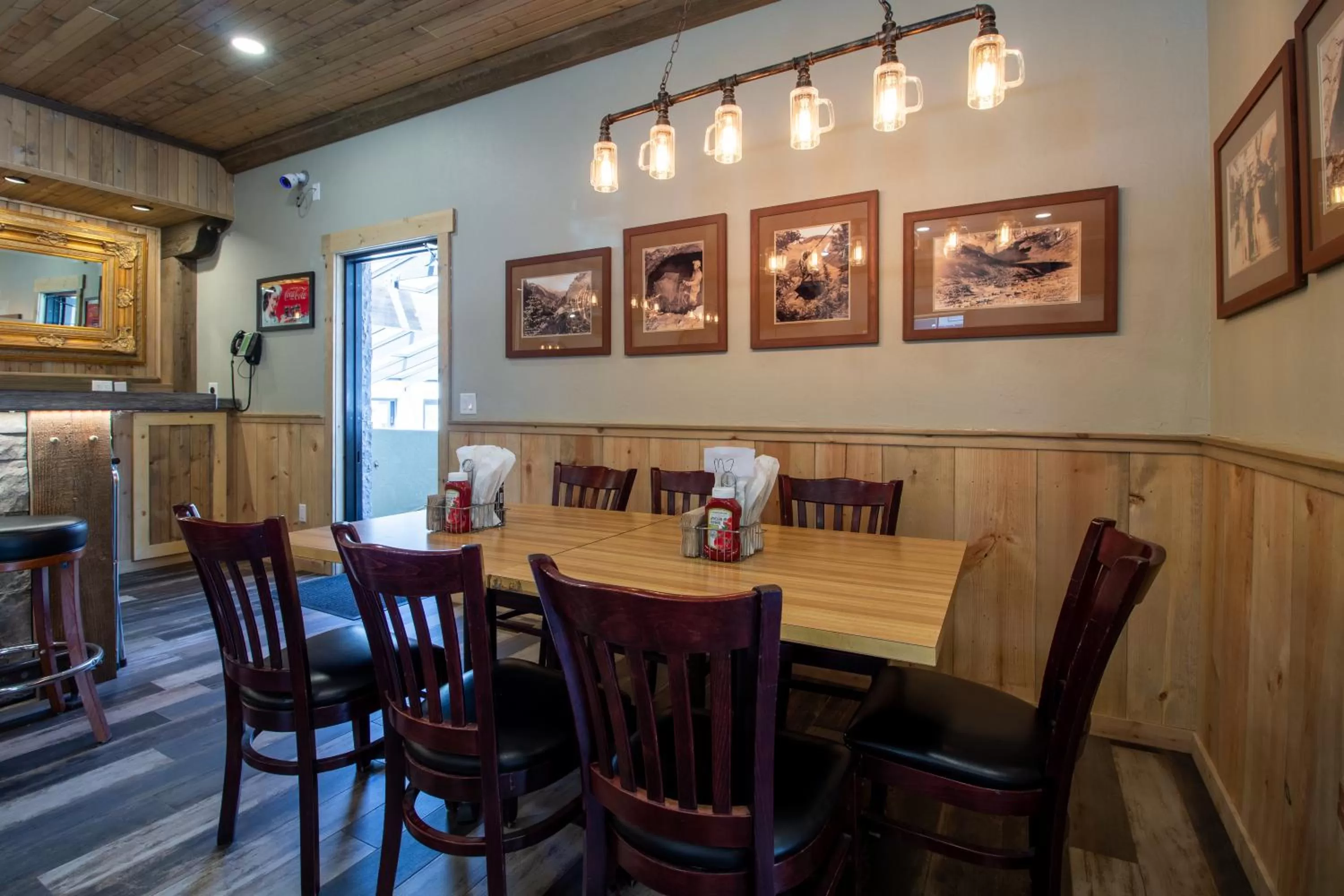 Lounge or bar in Twin Peaks Lodge & Hot Springs