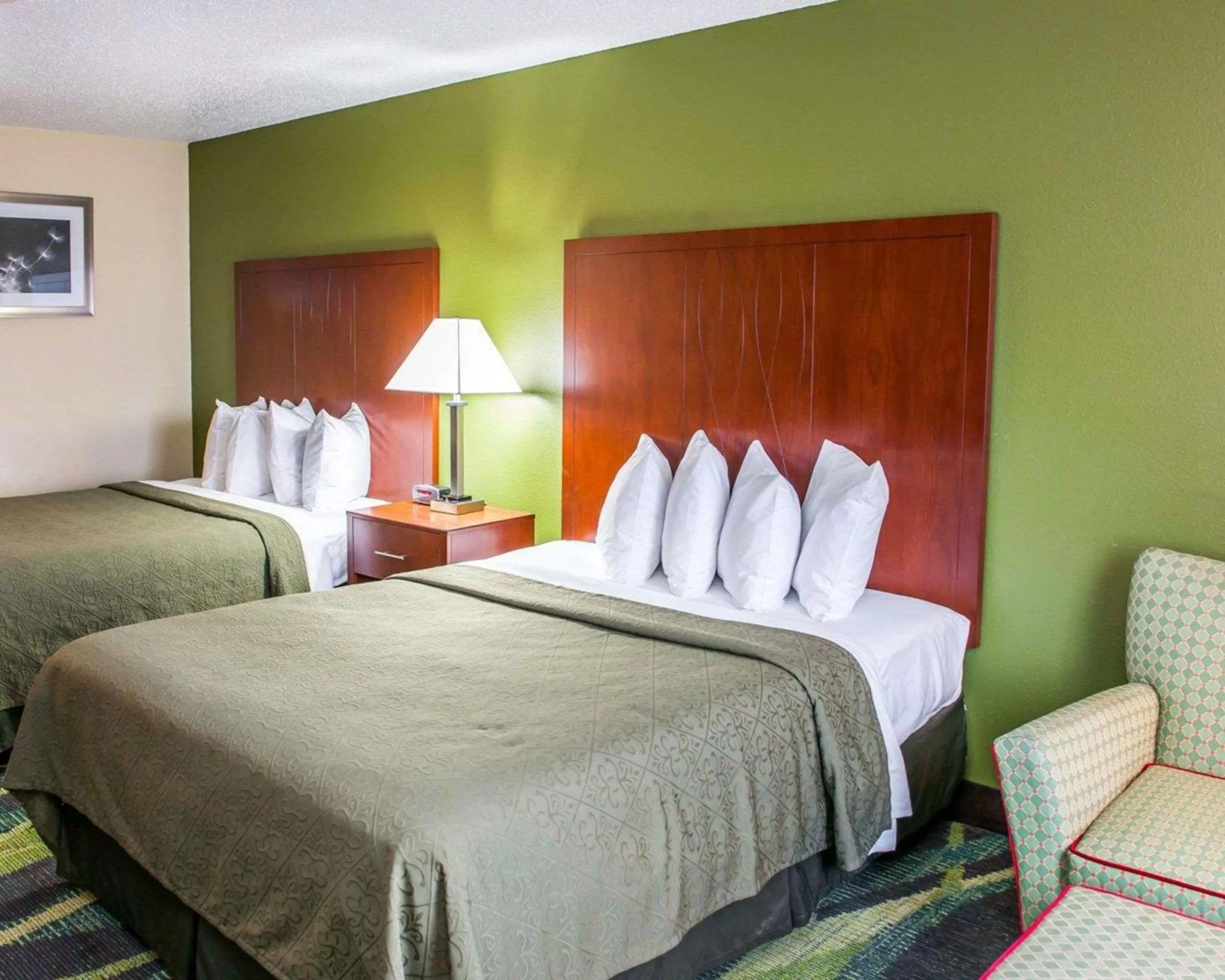 Photo of the whole room, Bed in Quality Inn & Suites South Bend Airport