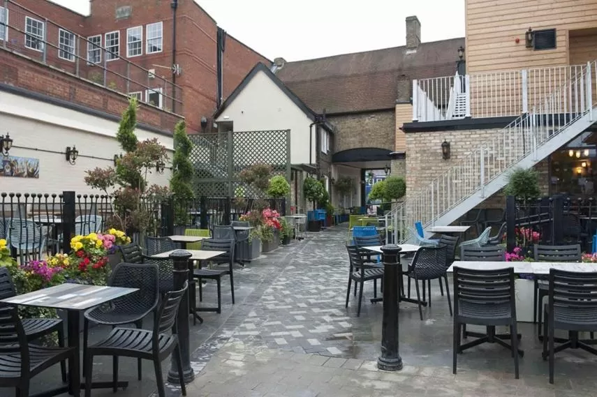 Property building, Restaurant/Places to Eat in The Crown Hotel Wetherspoon