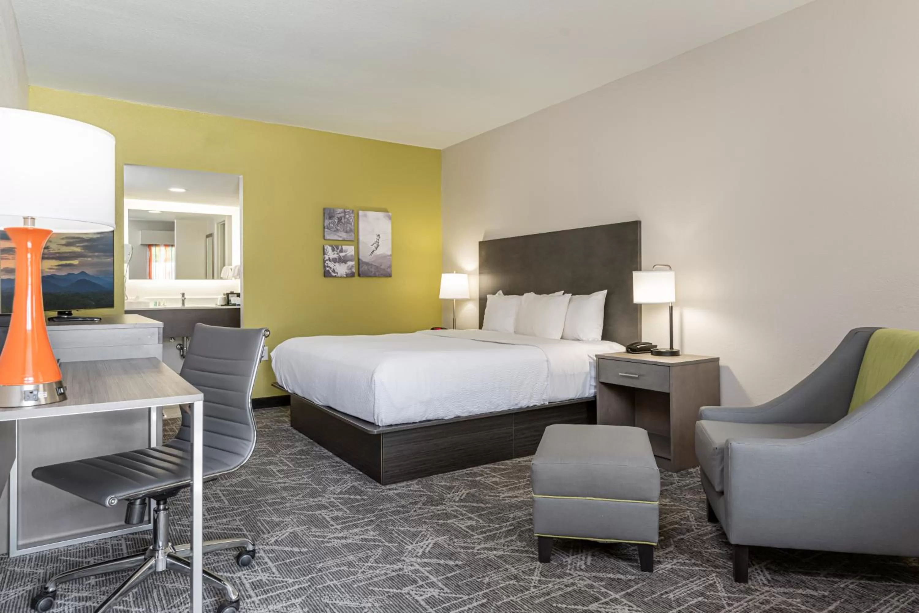 Bedroom, Bed in Quality Inn Asheville Downtown Tunnel Rd