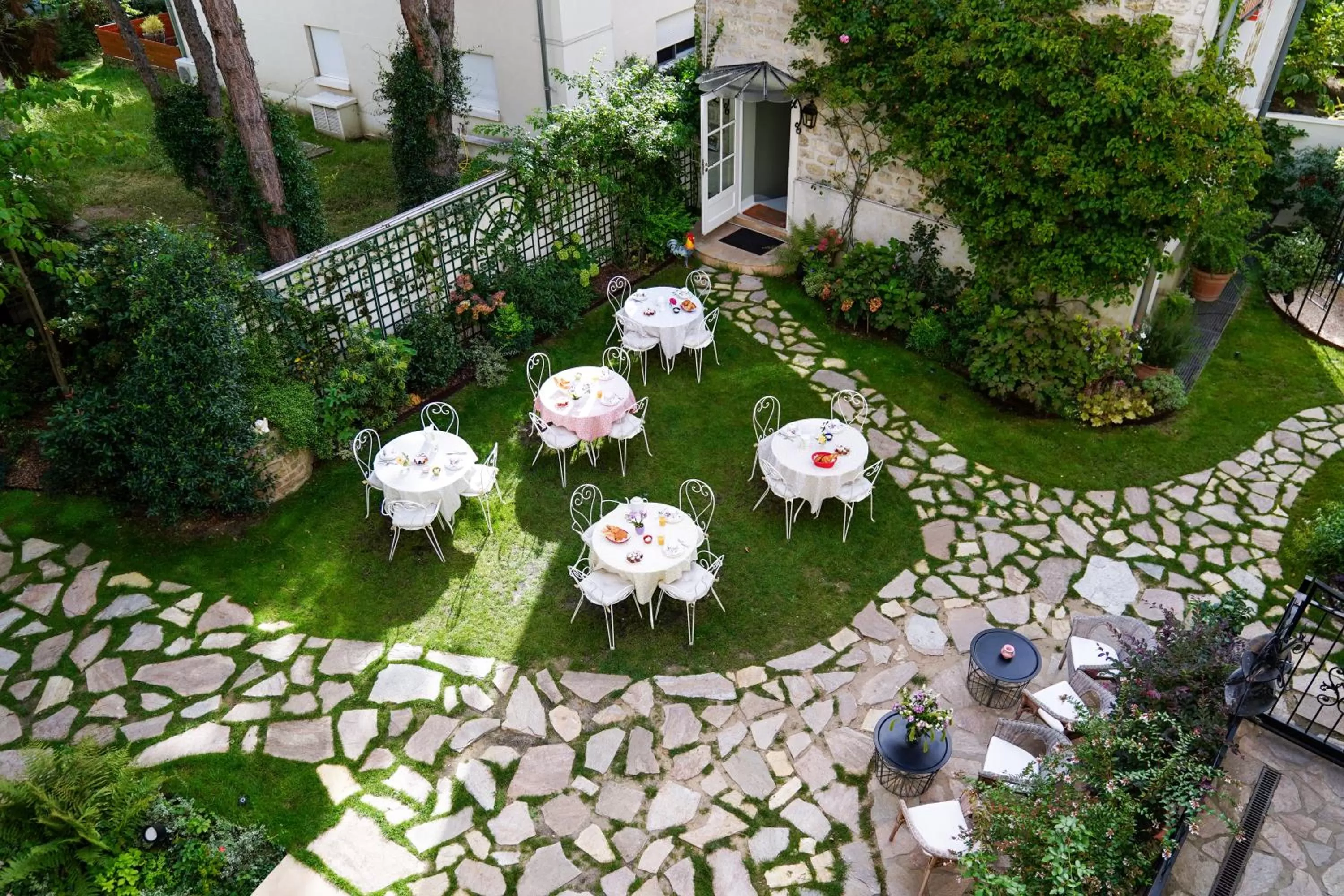 Garden view in Villa Escudier Appart-hôtel
