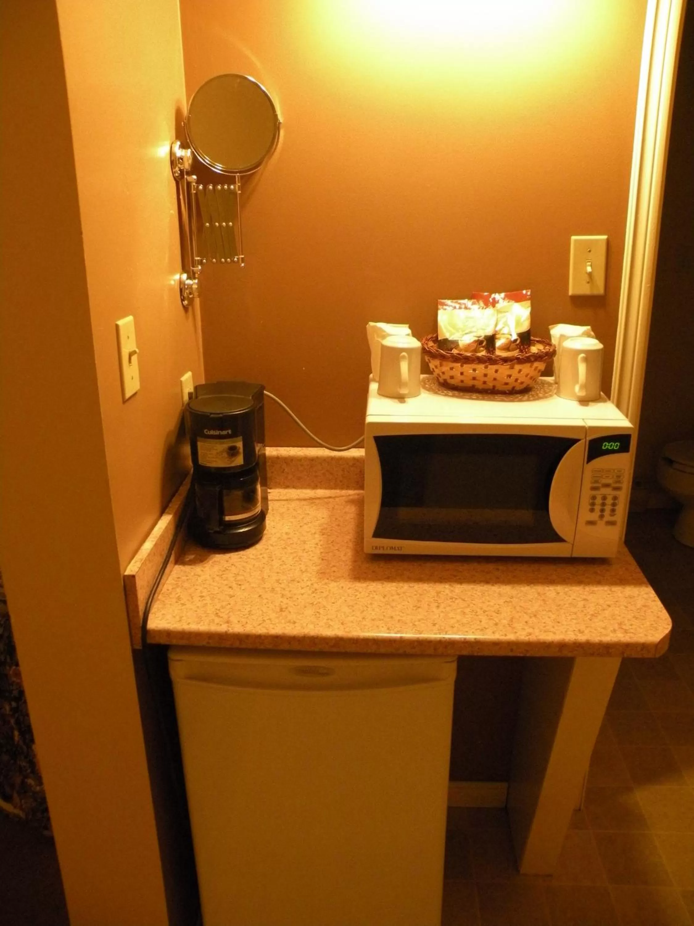 Coffee/tea facilities in Hawberry Motel