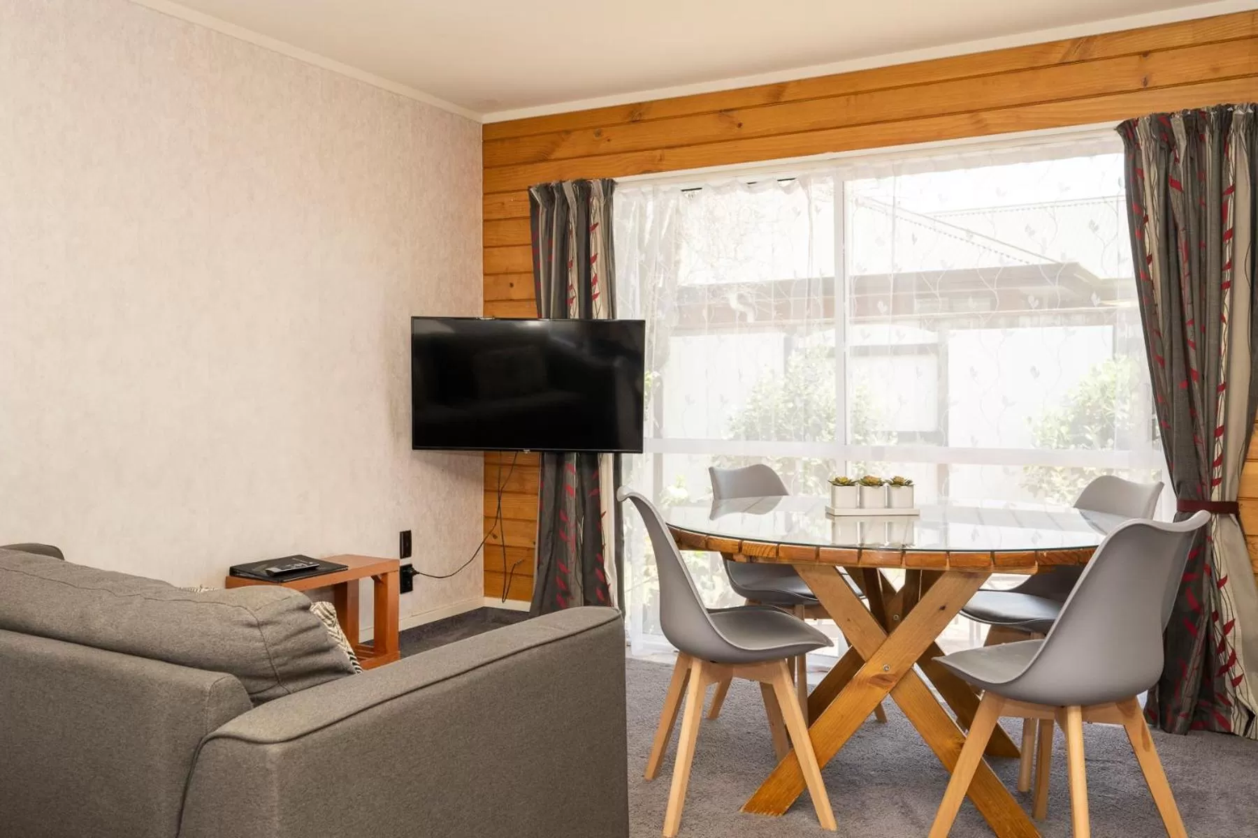 TV and multimedia in Tudor Park Motel Spacious with kitchens 1 minute walk to restaurant and shopping centre and Gisborne Hospital