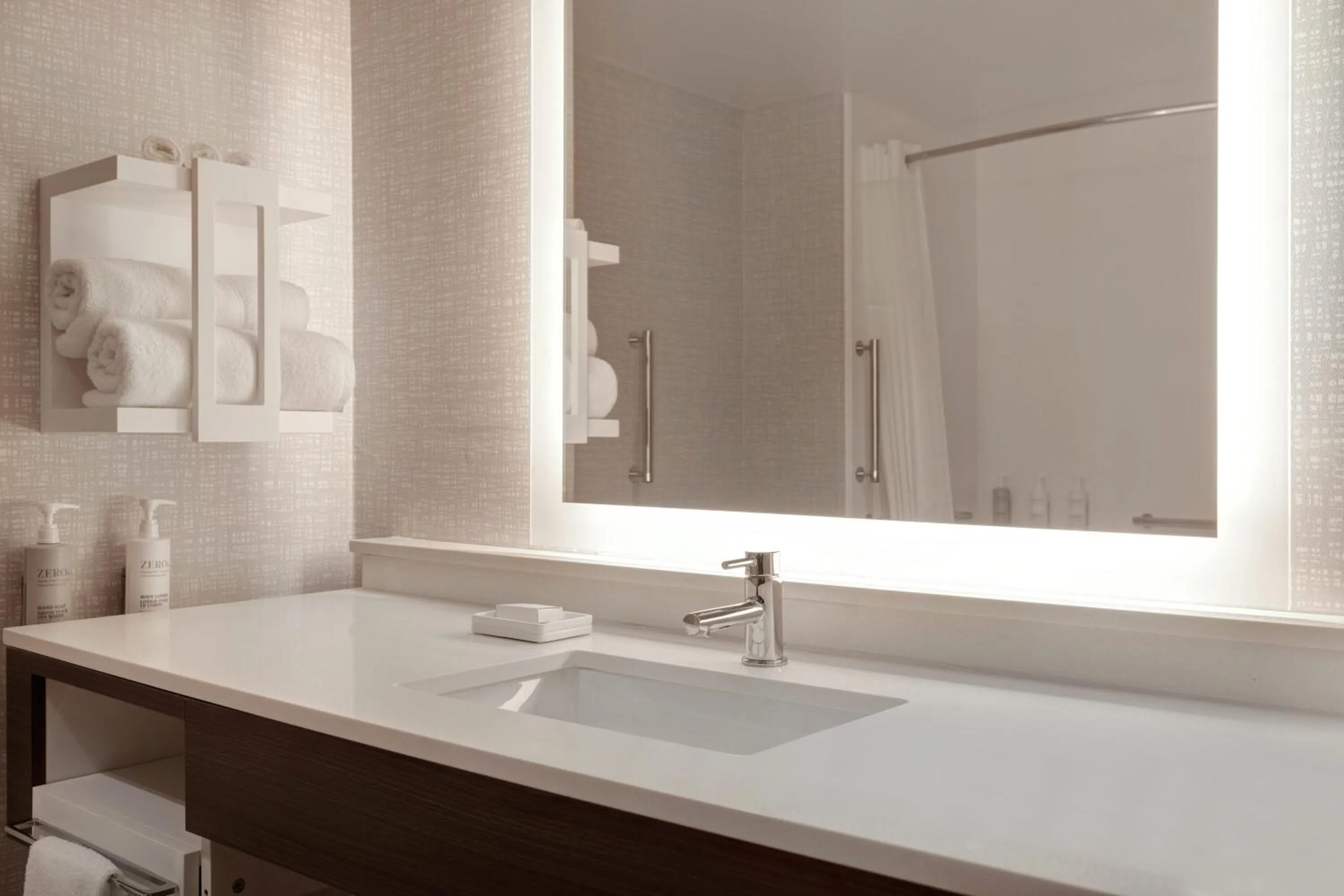 Bathroom in Hampton Inn Chicago Orland Park