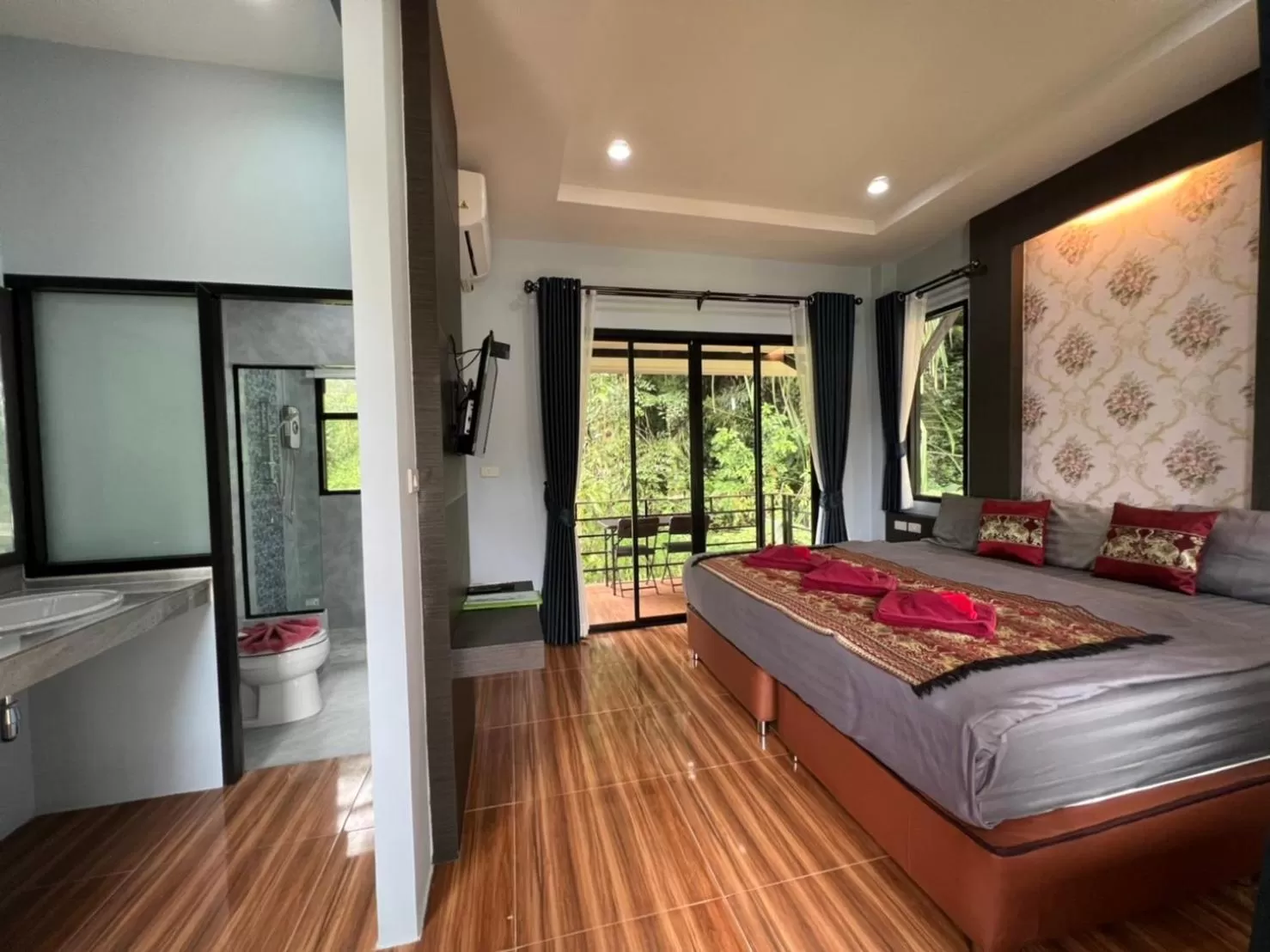 Bed in Khaosok Rainforest Resort