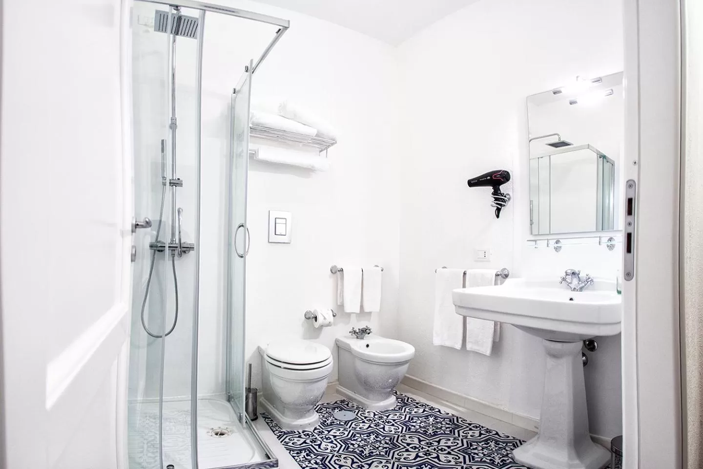 Shower in Borgo Rosso di Sera - Resort Country Chic