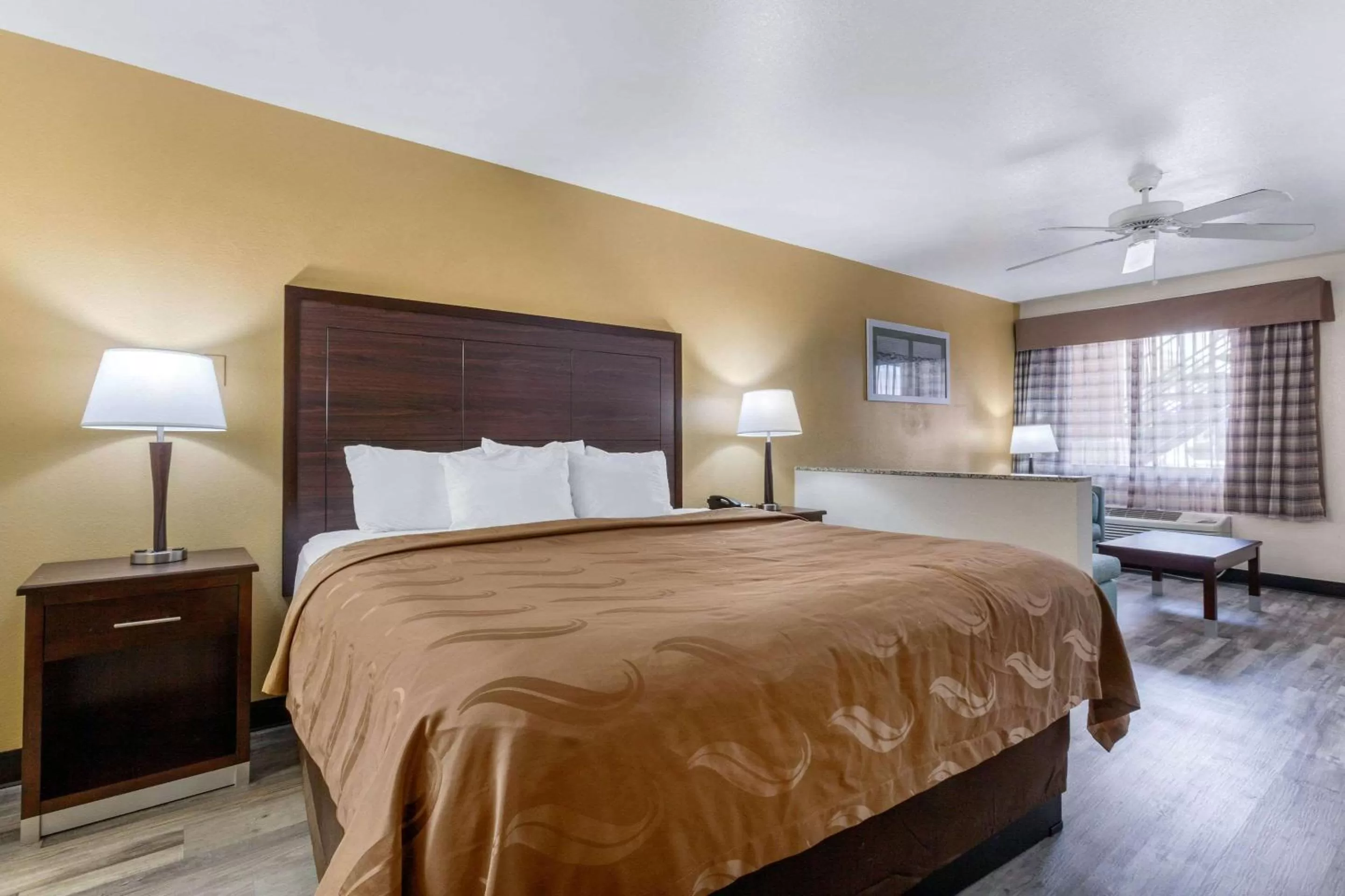 Photo of the whole room, Bed in Quality Inn & Suites near Downtown Mesa