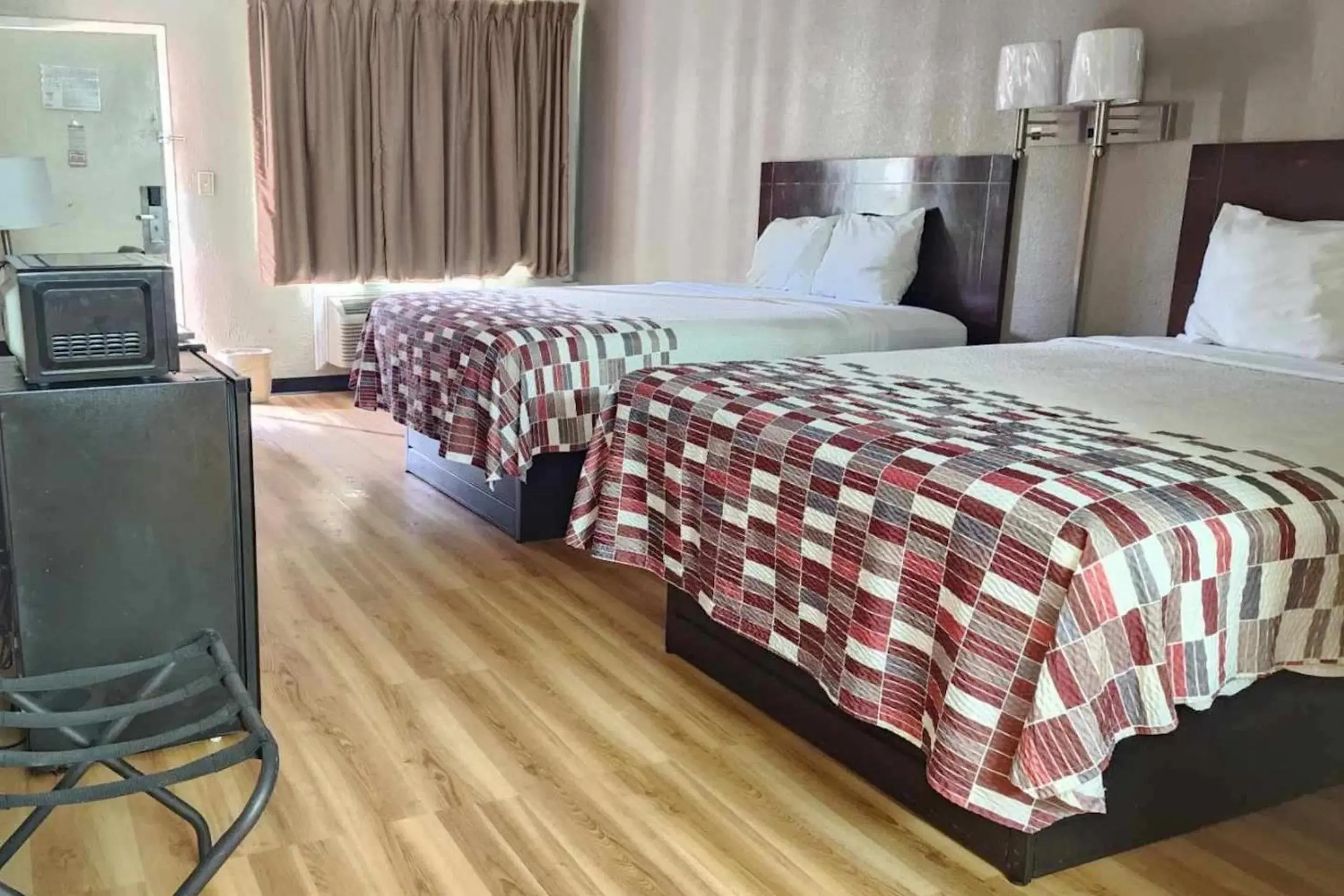 Deluxe Room with Two Double Beds Smoking in Red Roof Inn Memphis - Graceland Airport Deluxe Room with Two Double Beds Smoking in Red Roof Inn Memphis - Graceland Airport