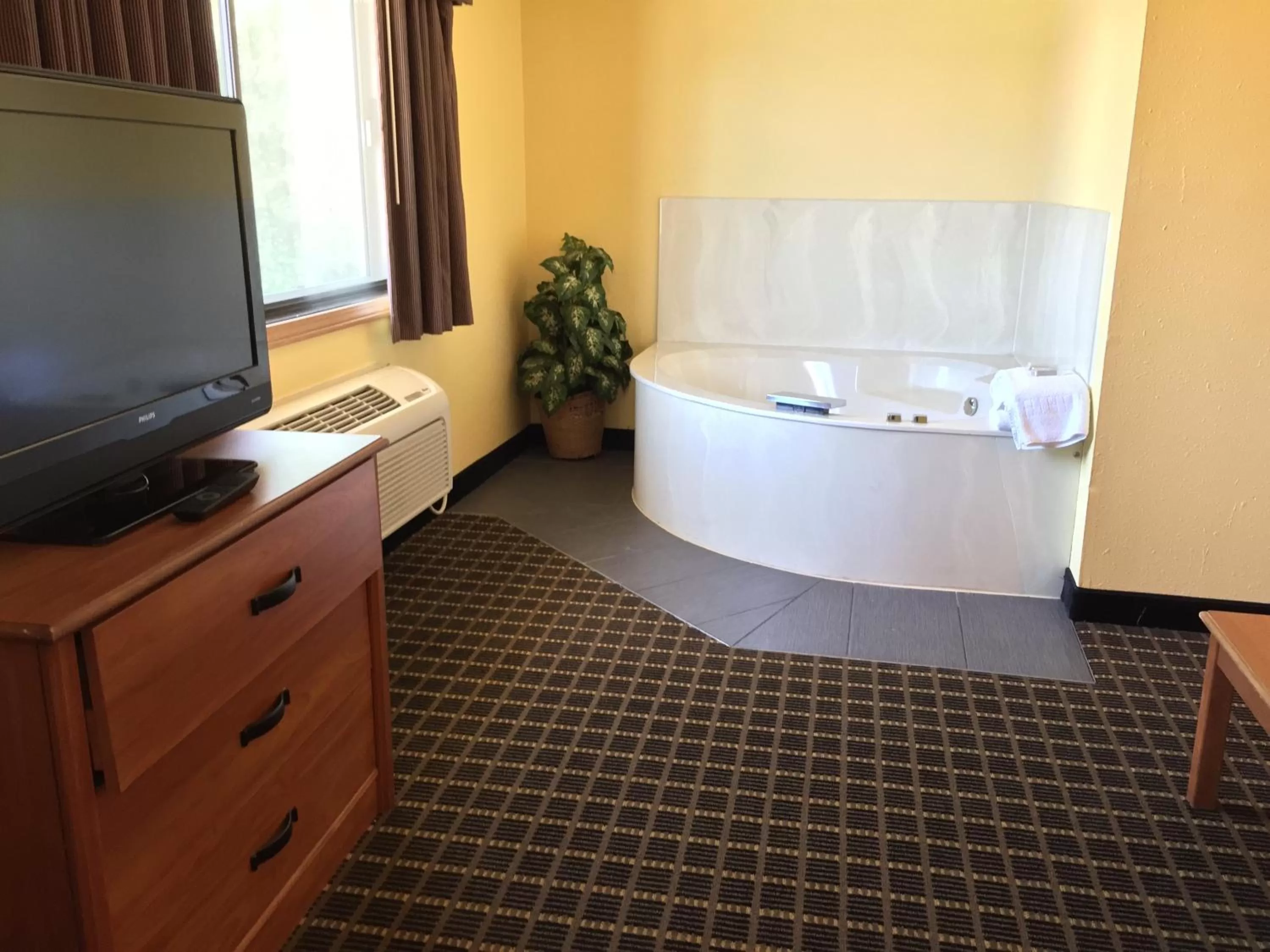 Decorative detail, Bed in Quality Inn & Suites Harrington - Milford