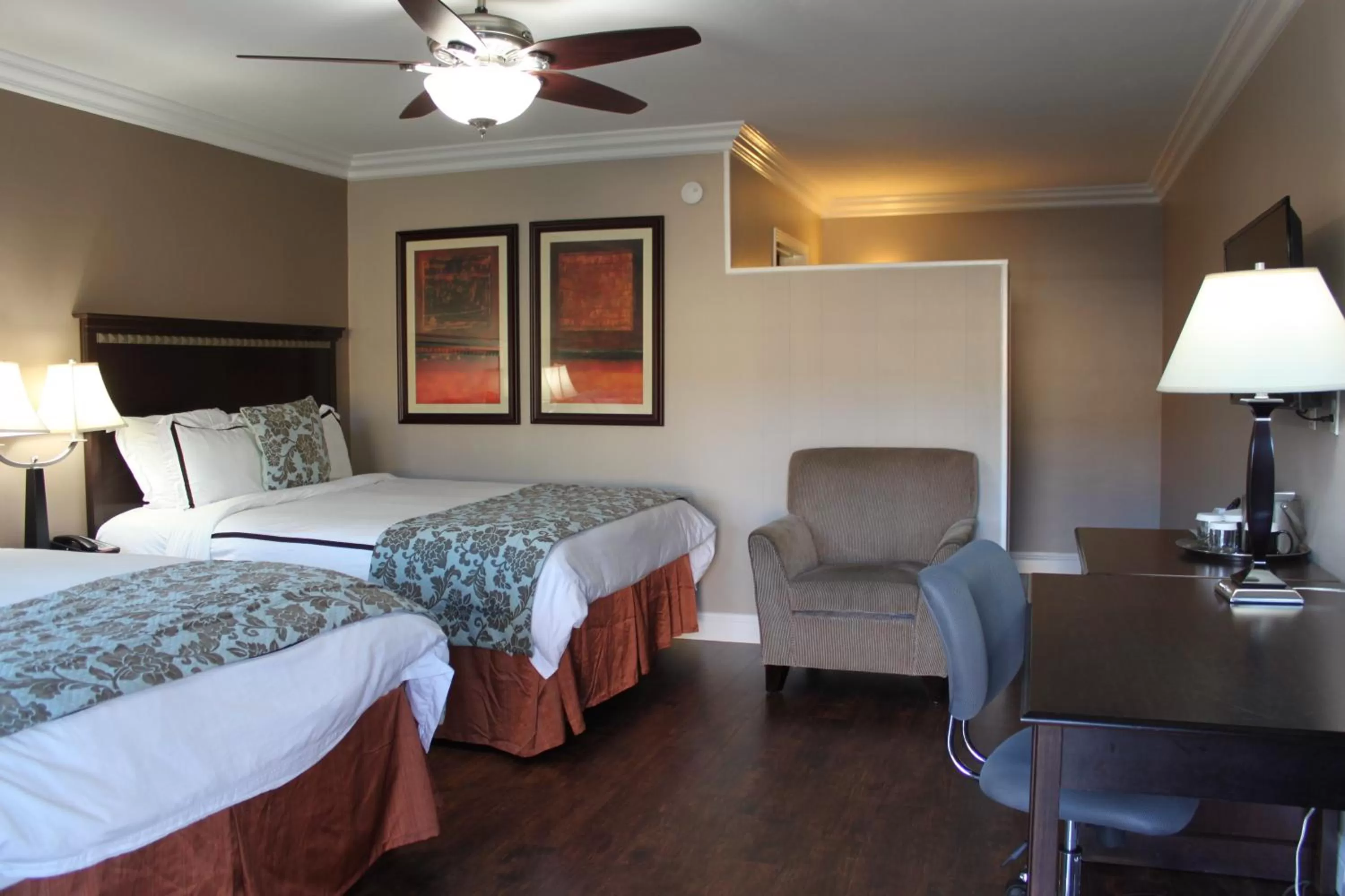 Seating area, Bed in Travelodge by Wyndham Santa Maria