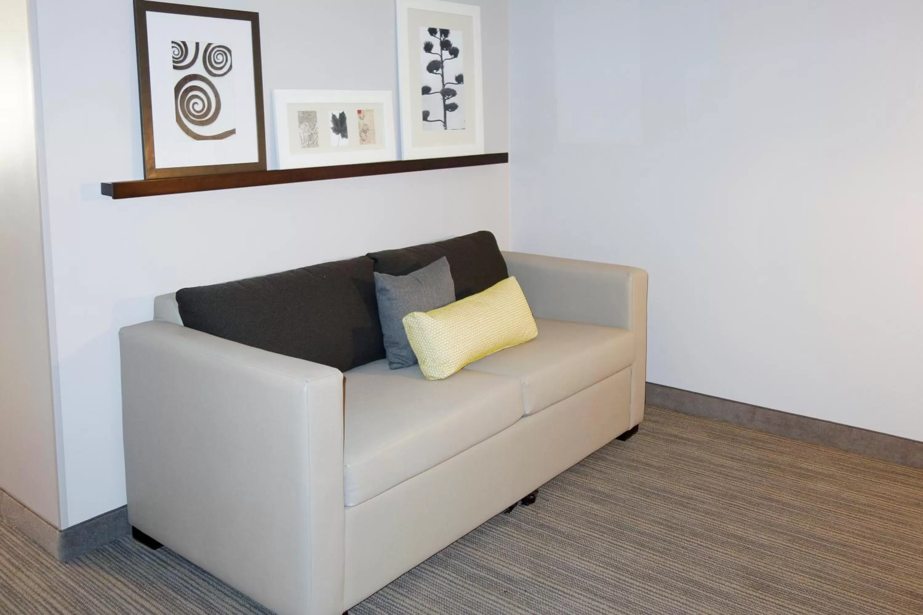 Living room in Country Inn & Suites by Radisson, Dahlgren-King George, VA