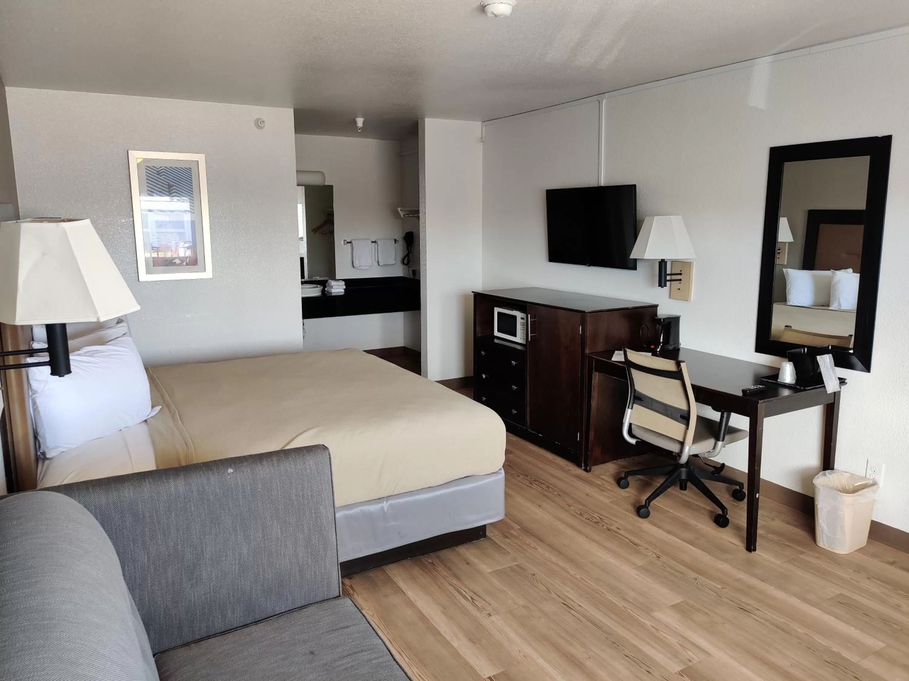 Photo of the whole room, Bed in Red Roof Inn Houston - Jersey Village