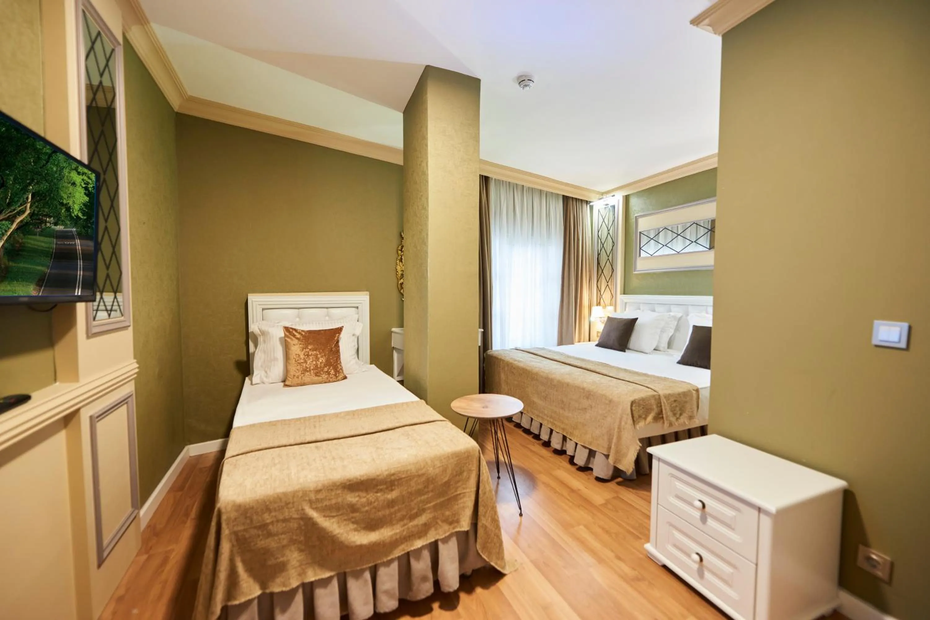 Photo of the whole room, Bed in Sunlight Hotel