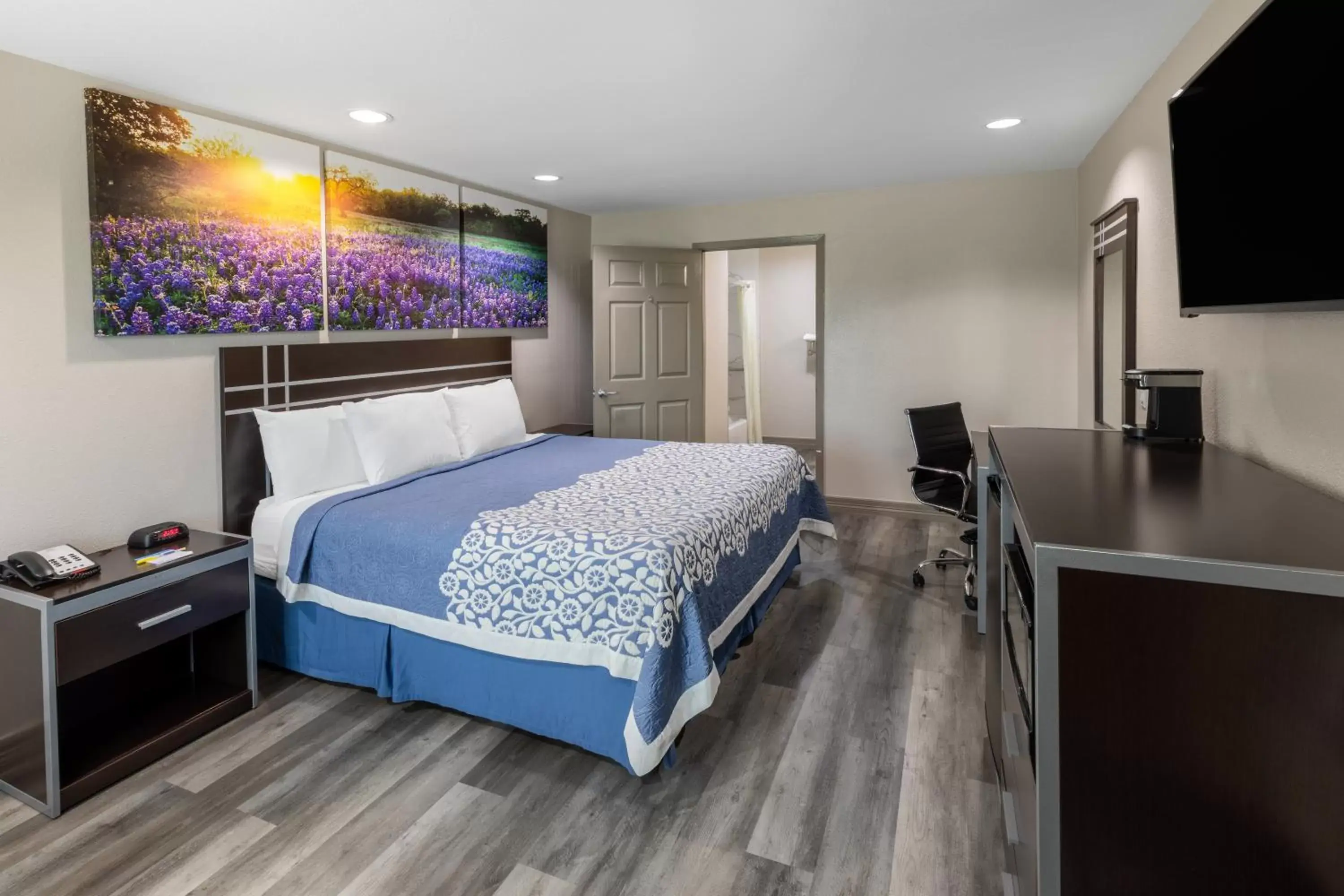 One-Bedroom King Suite - Smoking in Days Inn by Wyndham Baytown TX One-Bedroom King Suite - Smoking in Days Inn by Wyndham Baytown TX