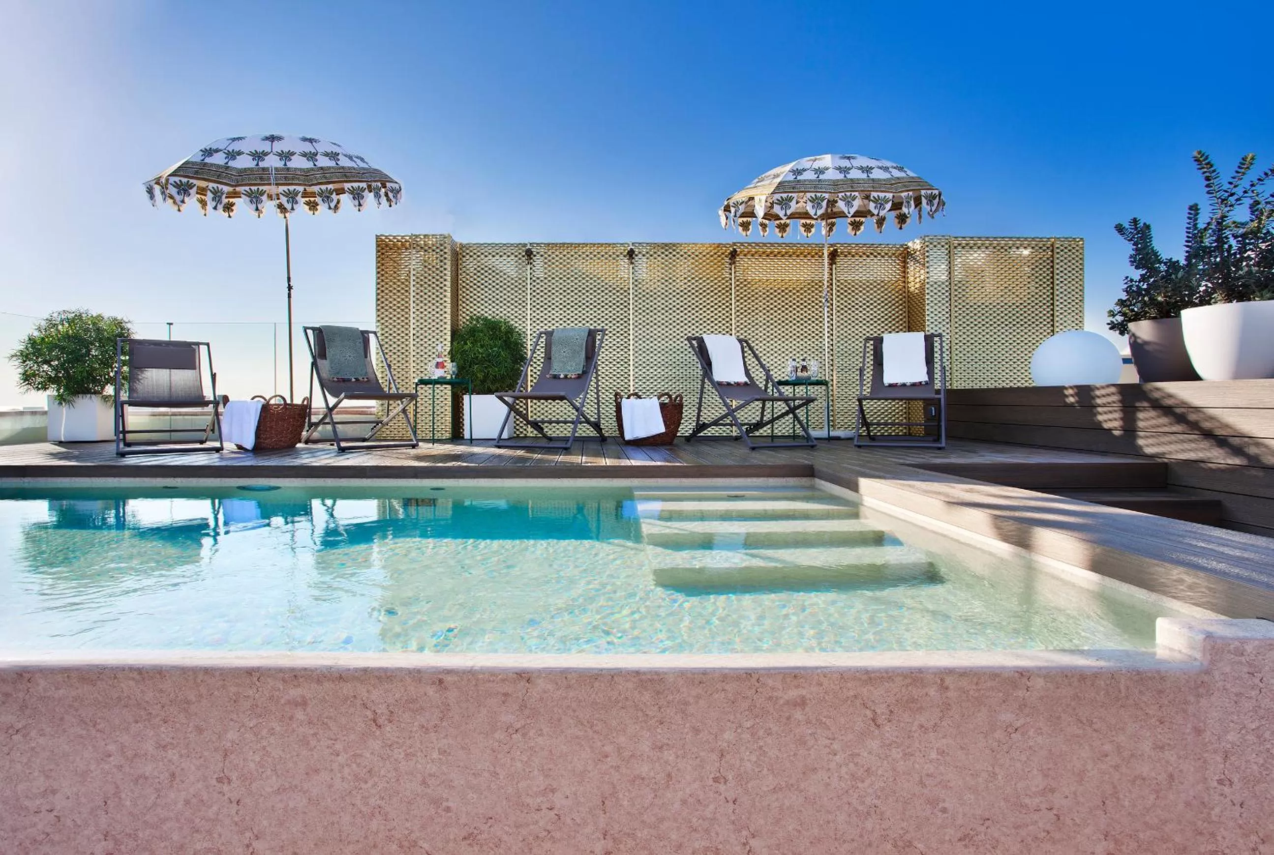 Swimming pool in Vincci Gala