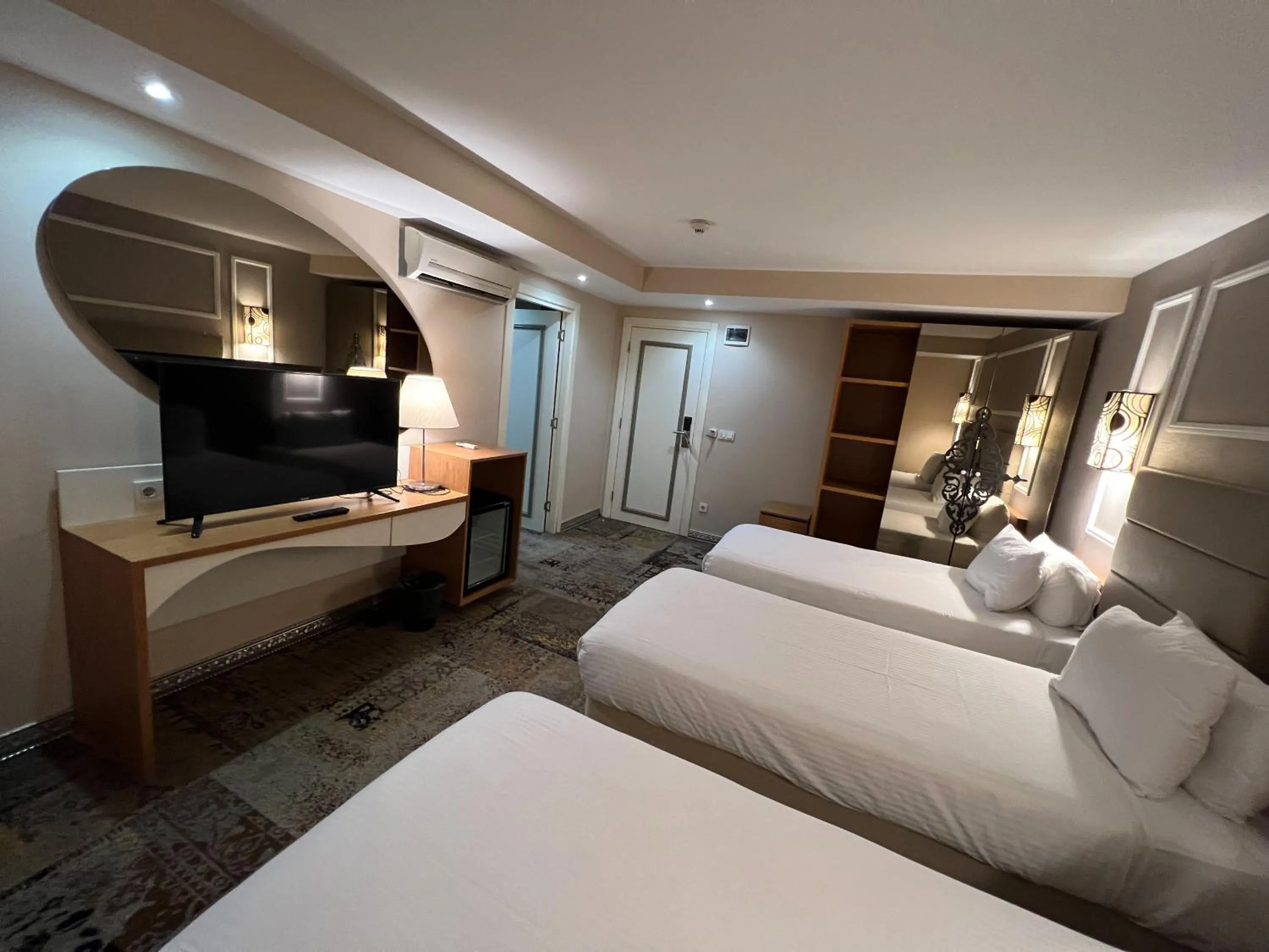 Bedroom, Bed in All Seasons Hotel