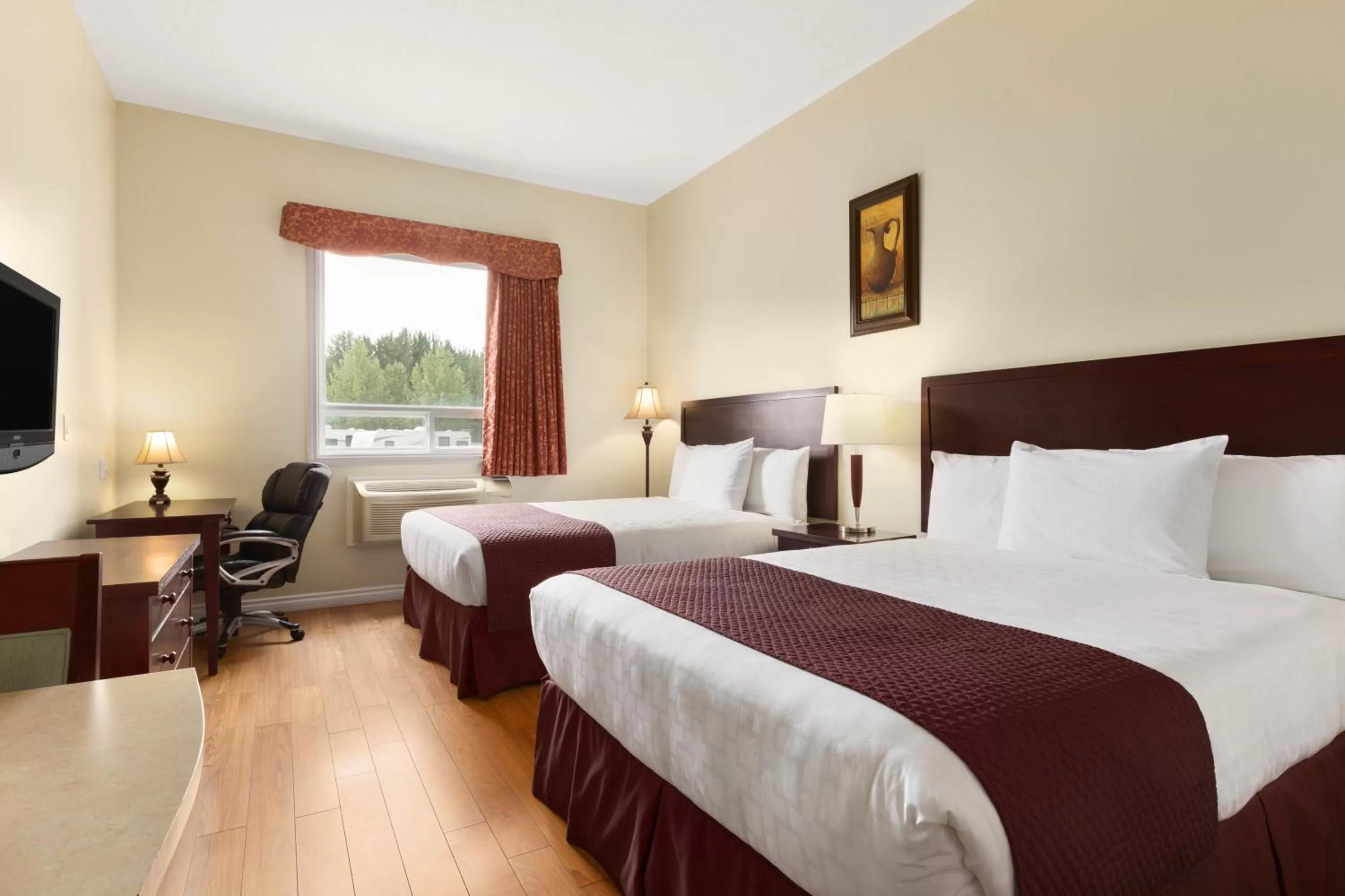 Bedroom, Bed in Days Inn by Wyndham Chetwynd