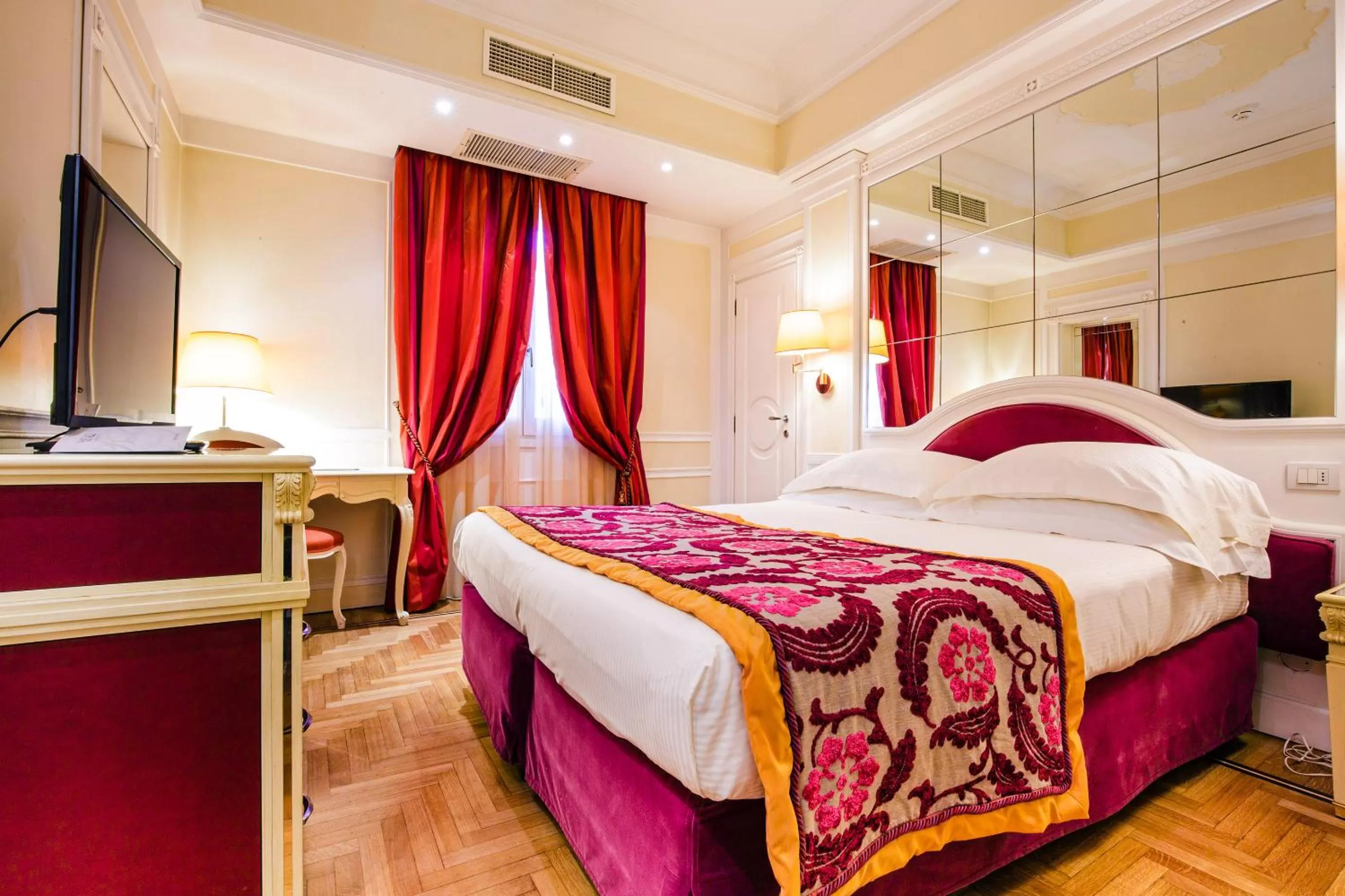 TV and multimedia, Bed in Grand Hotel Des Bains