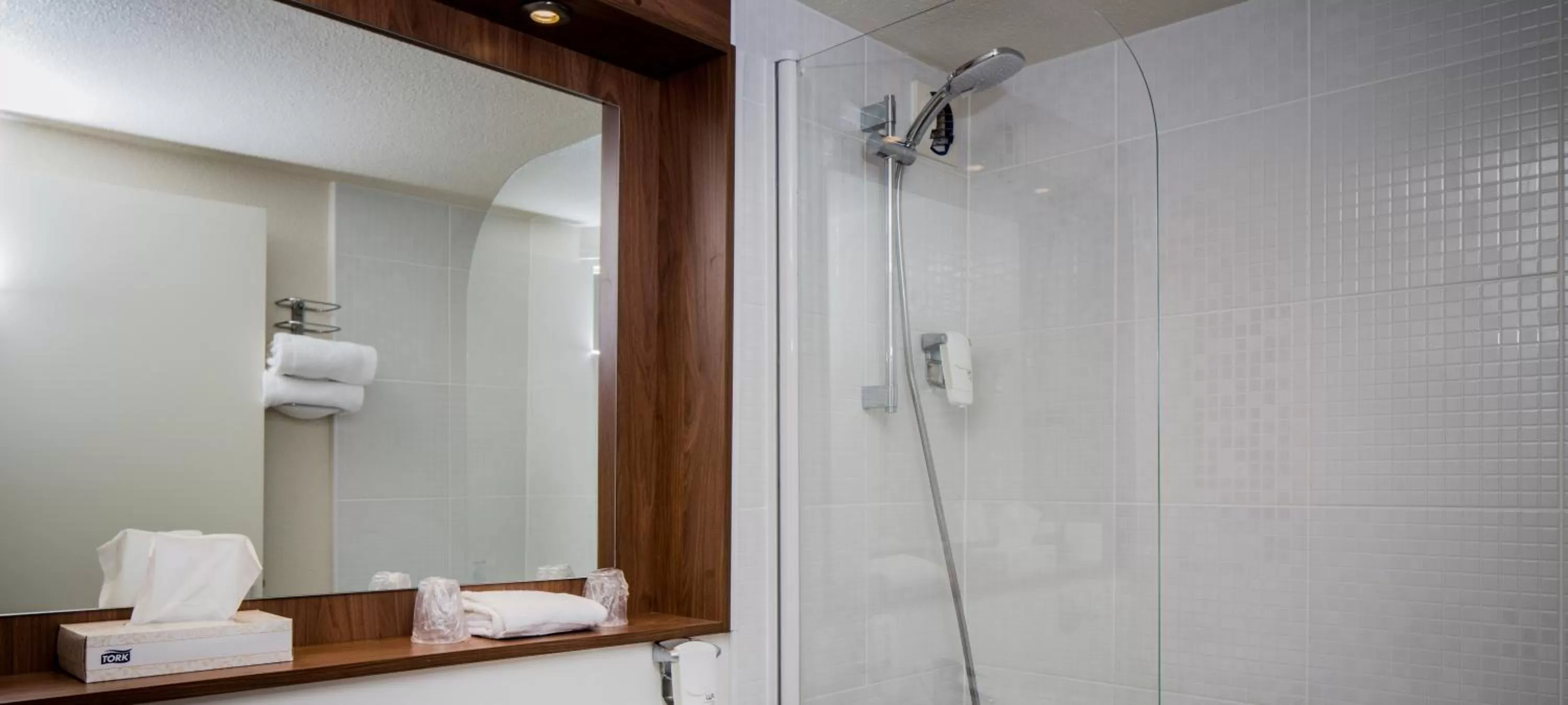 Shower in Kyriad Montargis Amilly