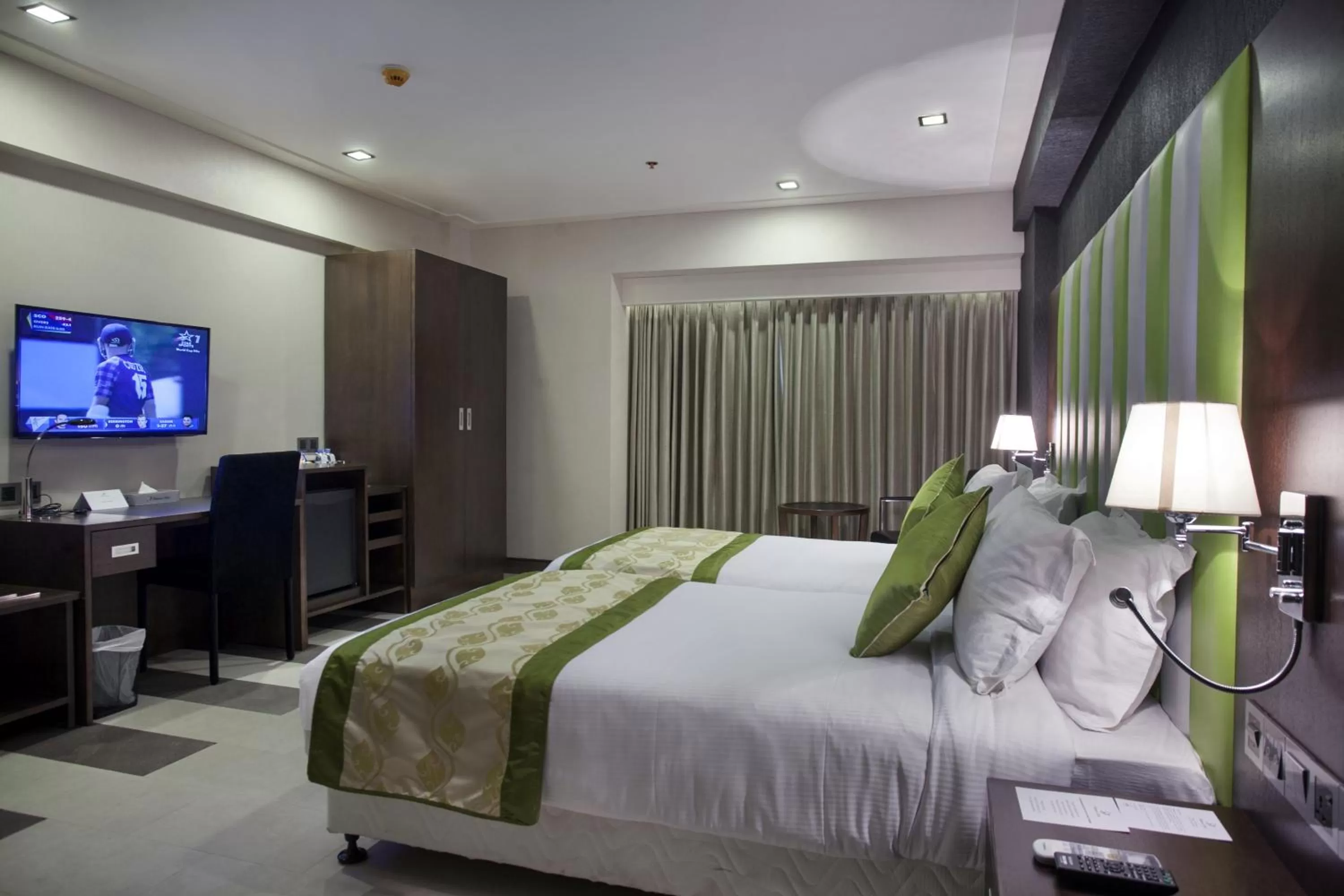 Photo of the whole room, Bed in Platinum Grand