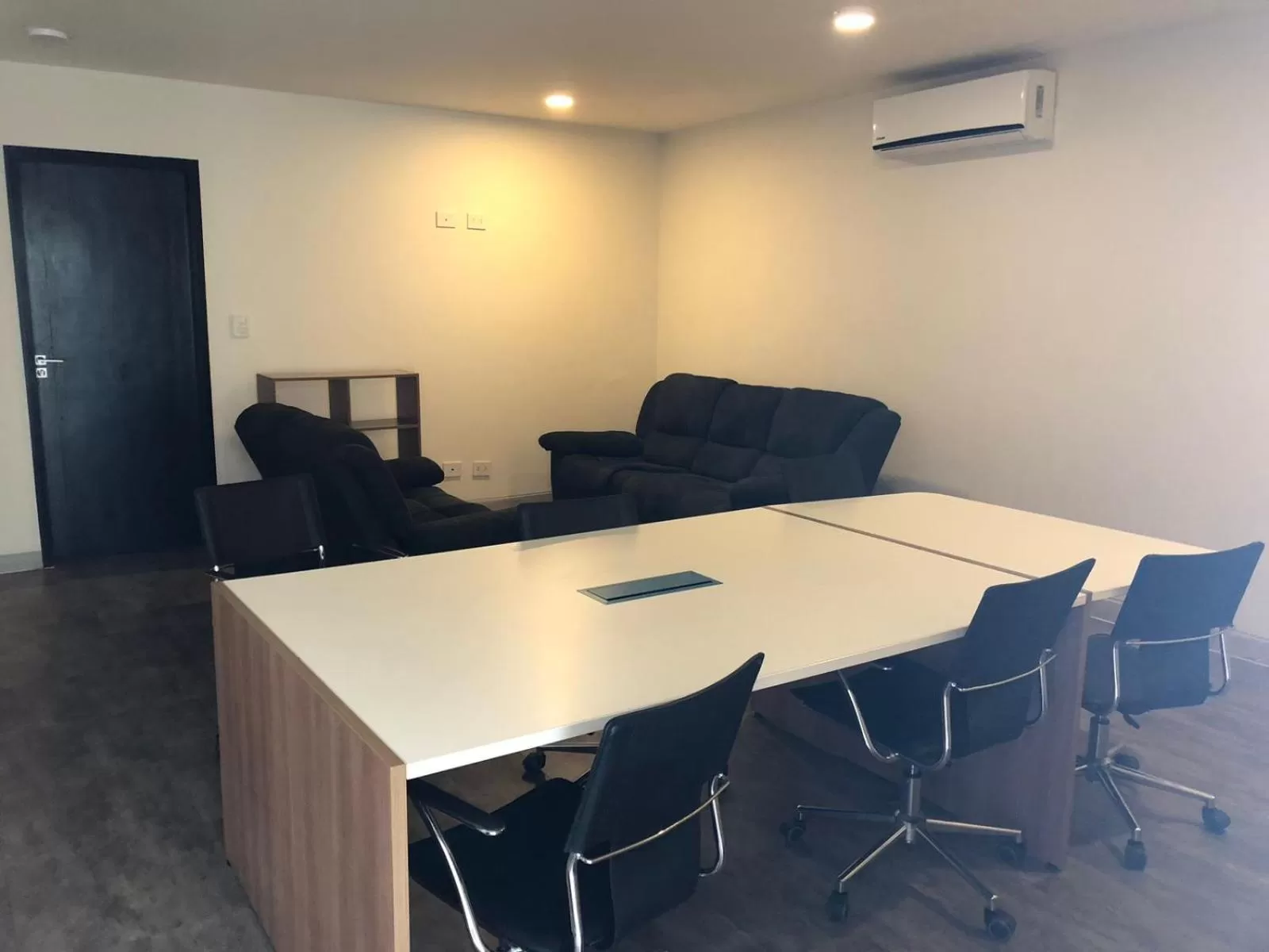 Seating area in Urban Suites Apart Hotel