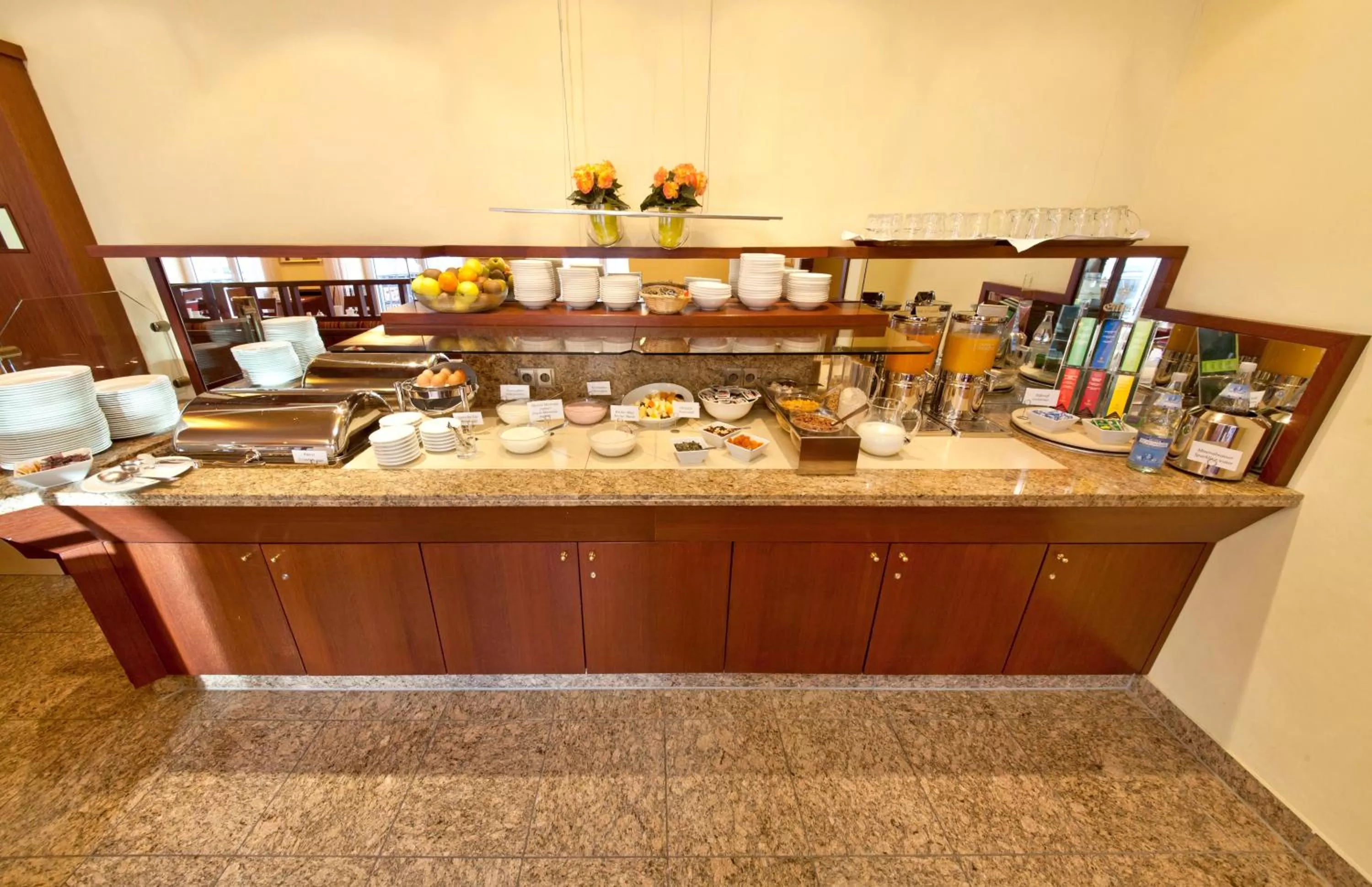 Restaurant/places to eat in Hotel Boulevard