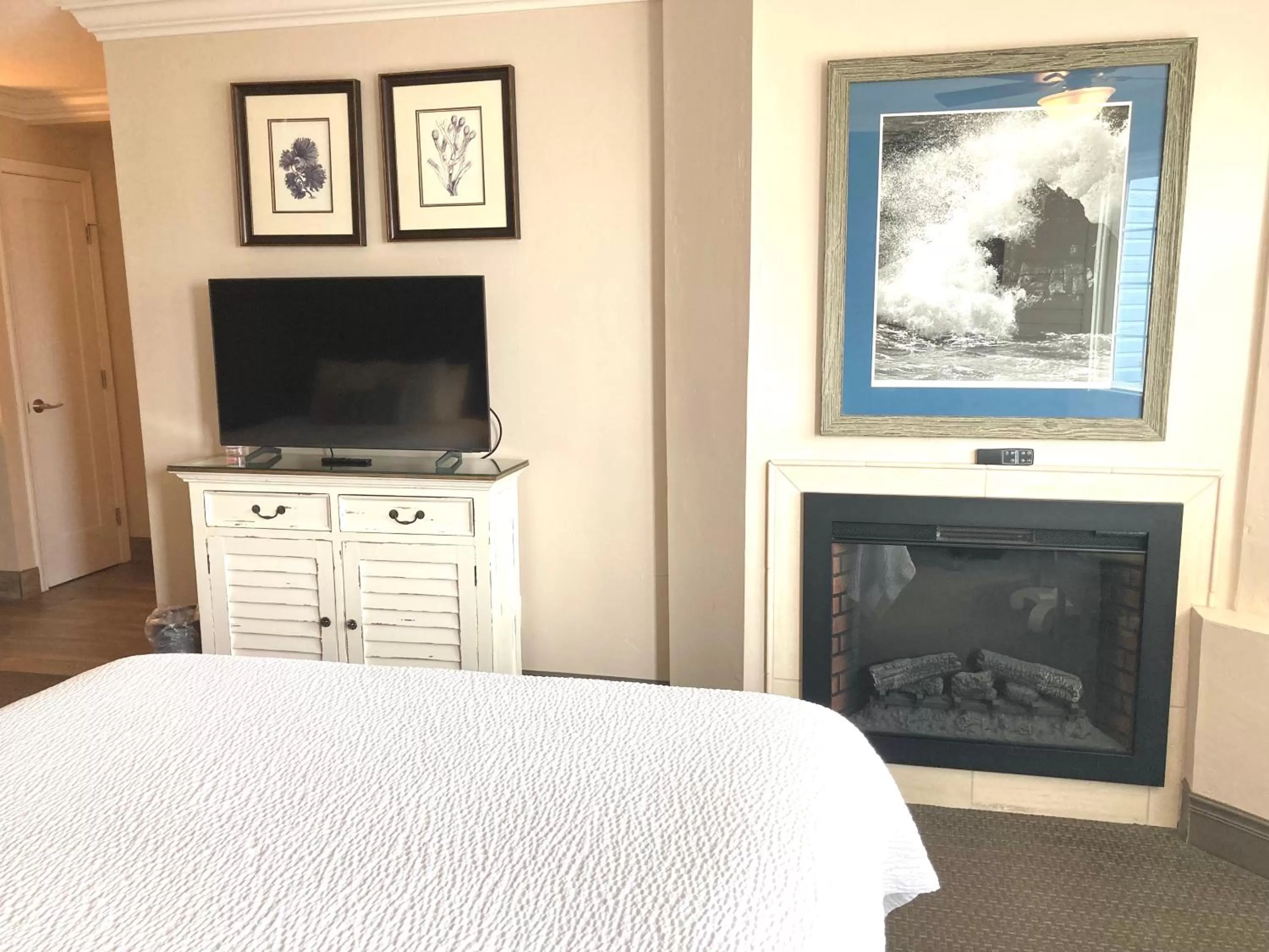 Bed in Sand Pebbles Inn