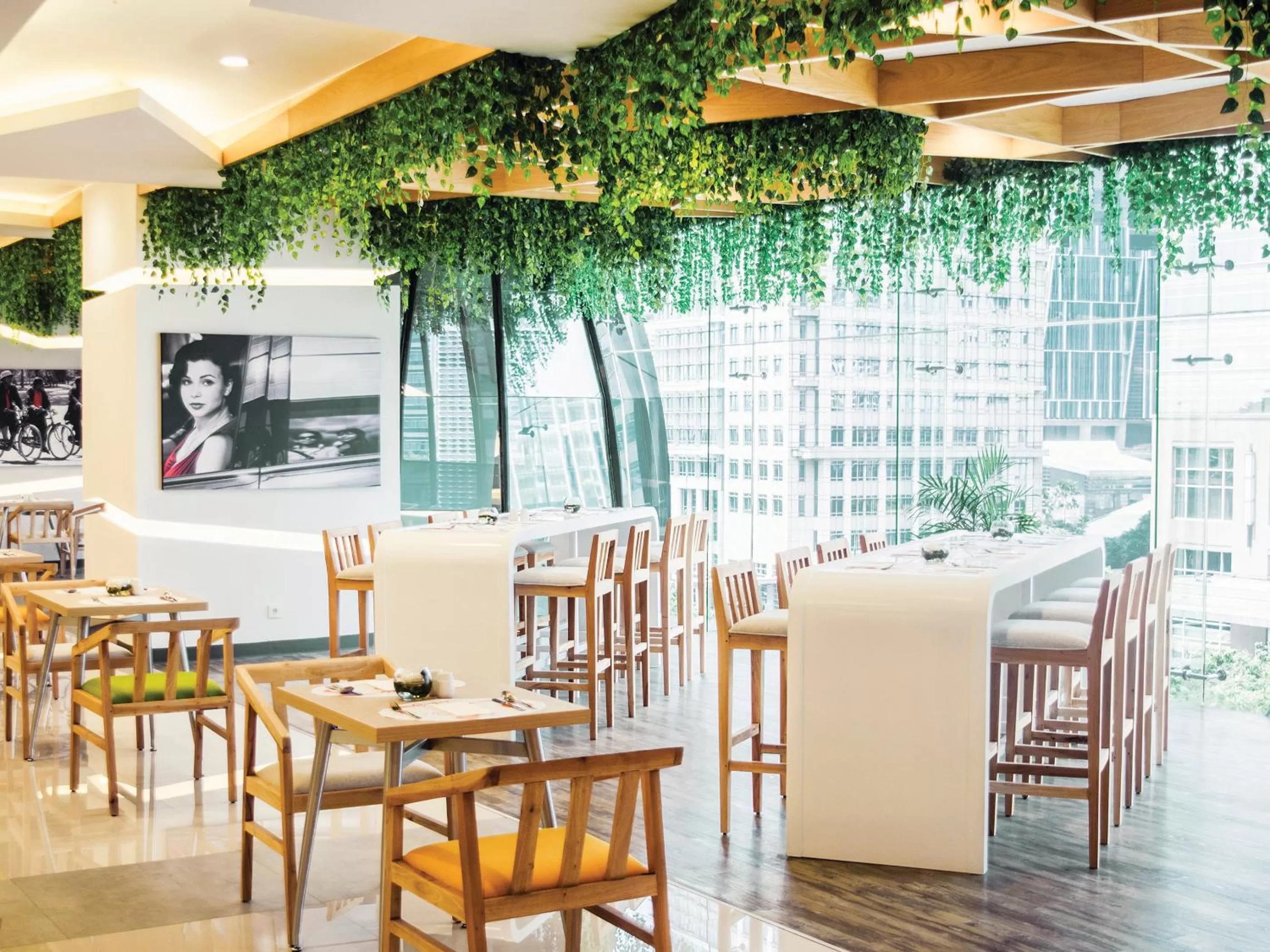 Restaurant/places to eat in HARRIS Suites fx Sudirman