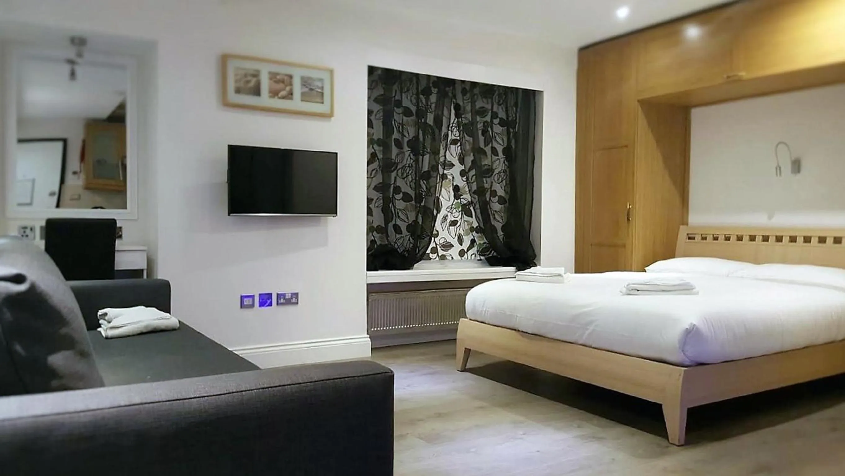 Photo of the whole room, Bed in Imperial Court Suites