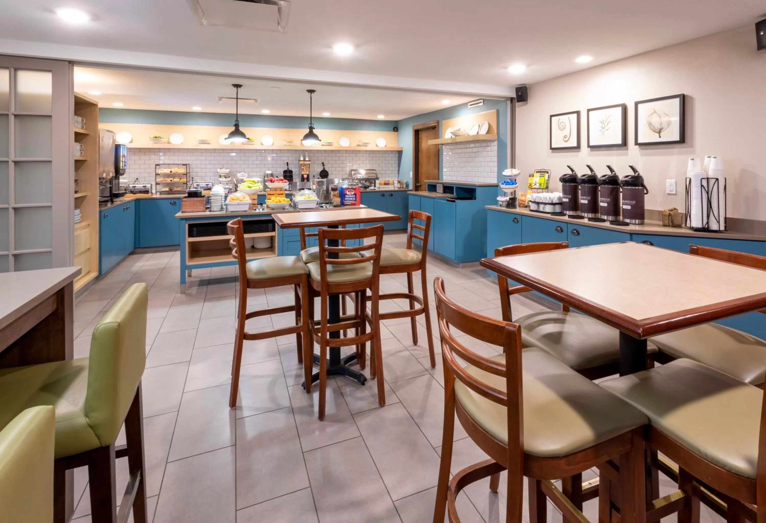 Continental breakfast in Country Inn & Suites by Radisson, Fargo, ND