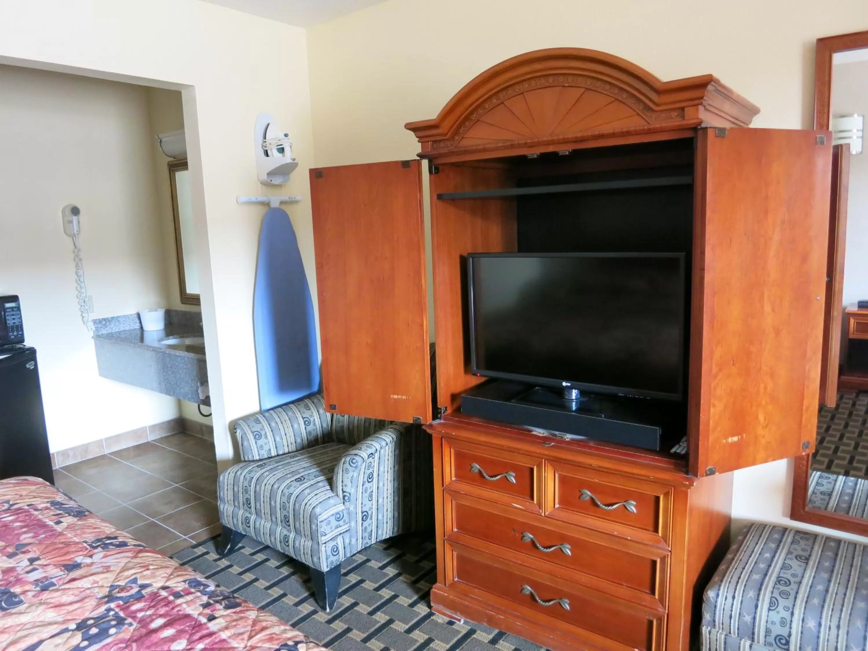 TV and multimedia in The inn at Mexia