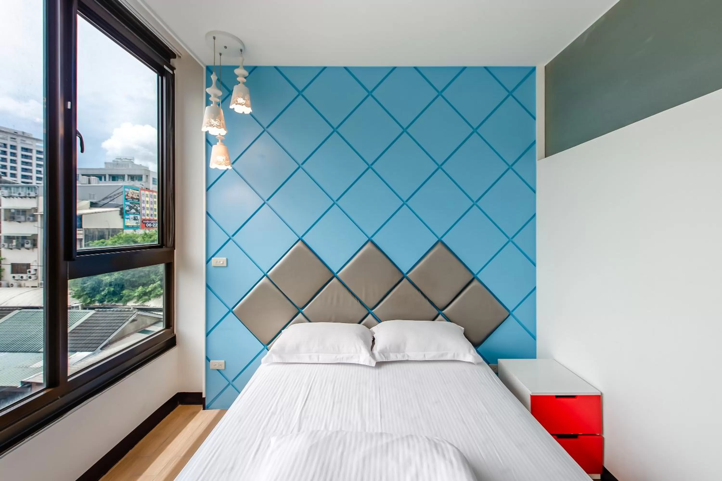 Photo of the whole room, Bed in lightness Station Inn