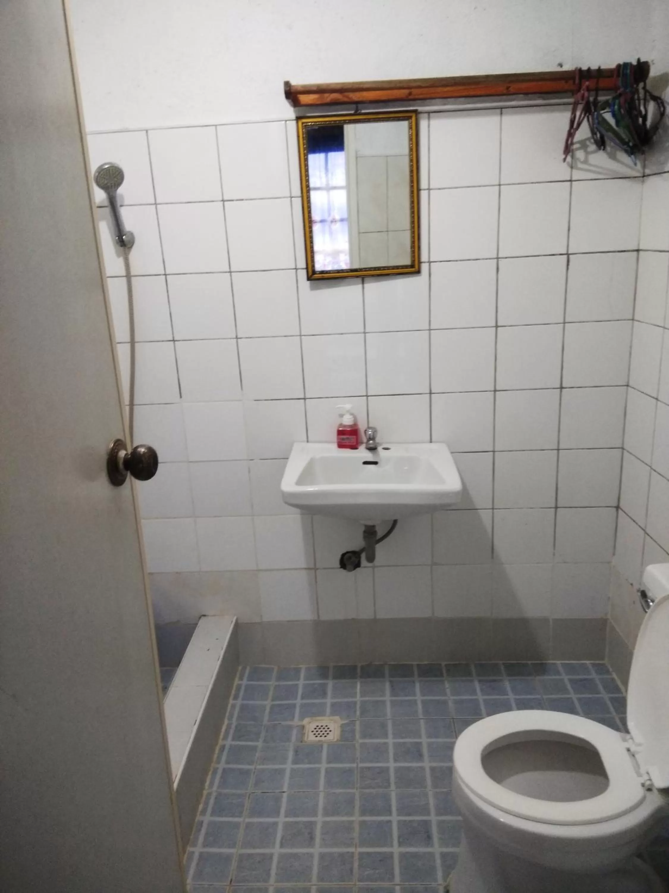 Bathroom in Paseo Del Mar Seaside Inn