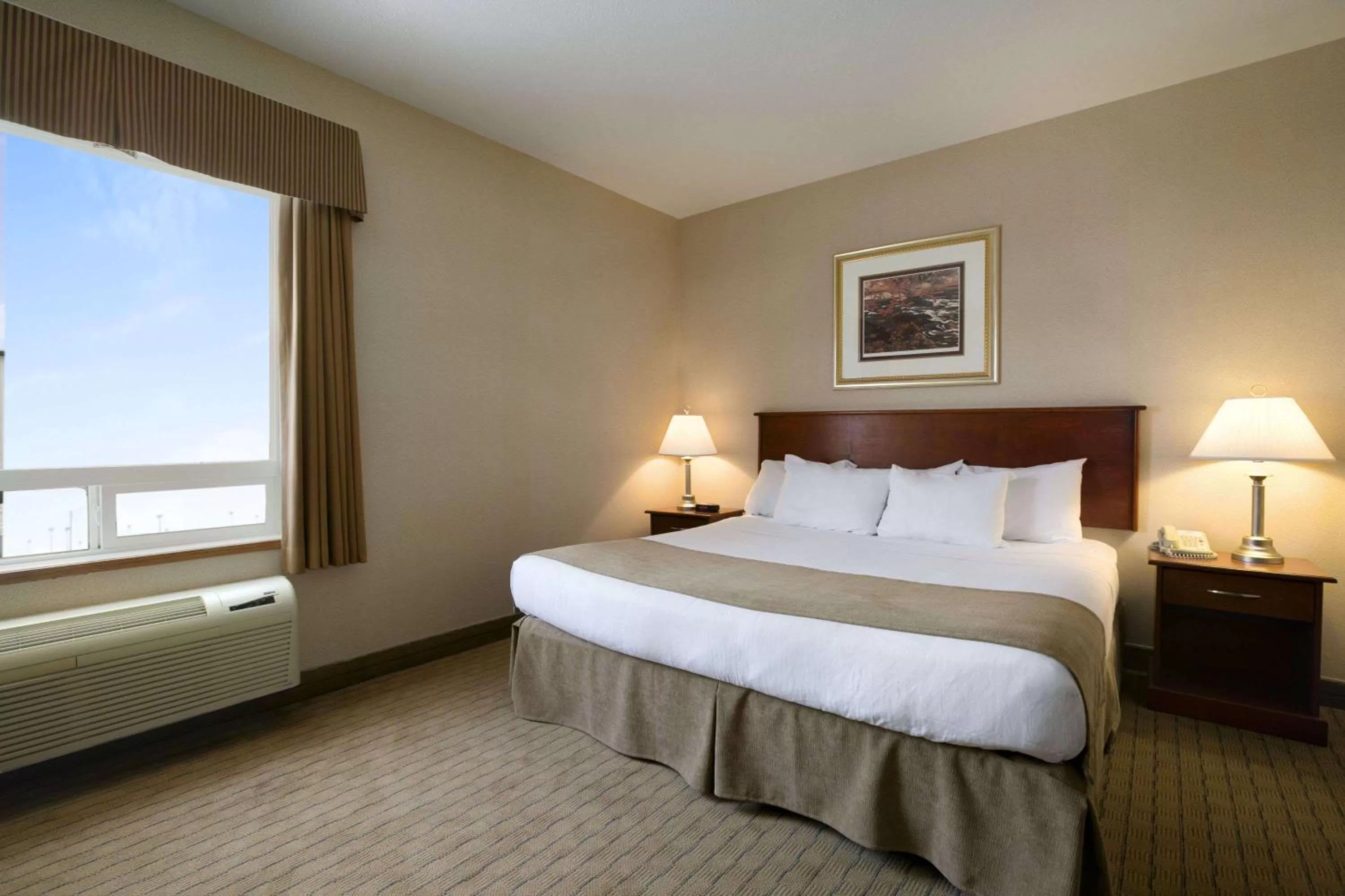 Photo of the whole room, Bed in Days Inn by Wyndham Moose Jaw
