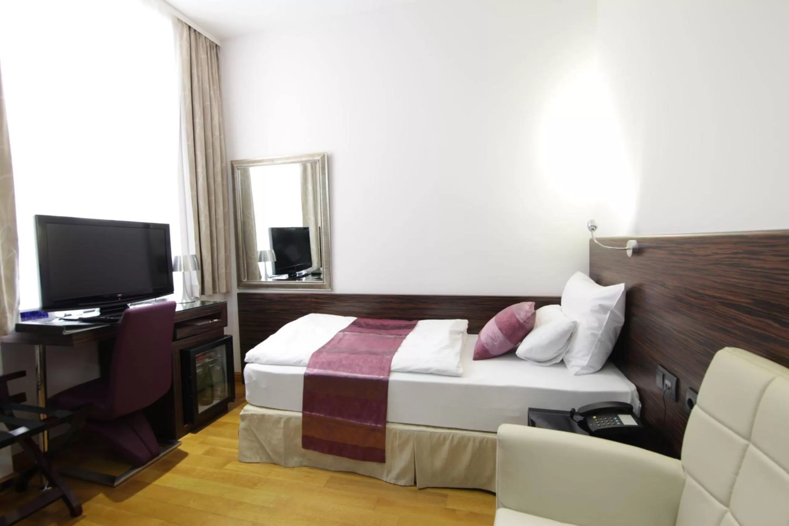 Photo of the whole room, Bed in Best Western Plus Hotel Arcadia