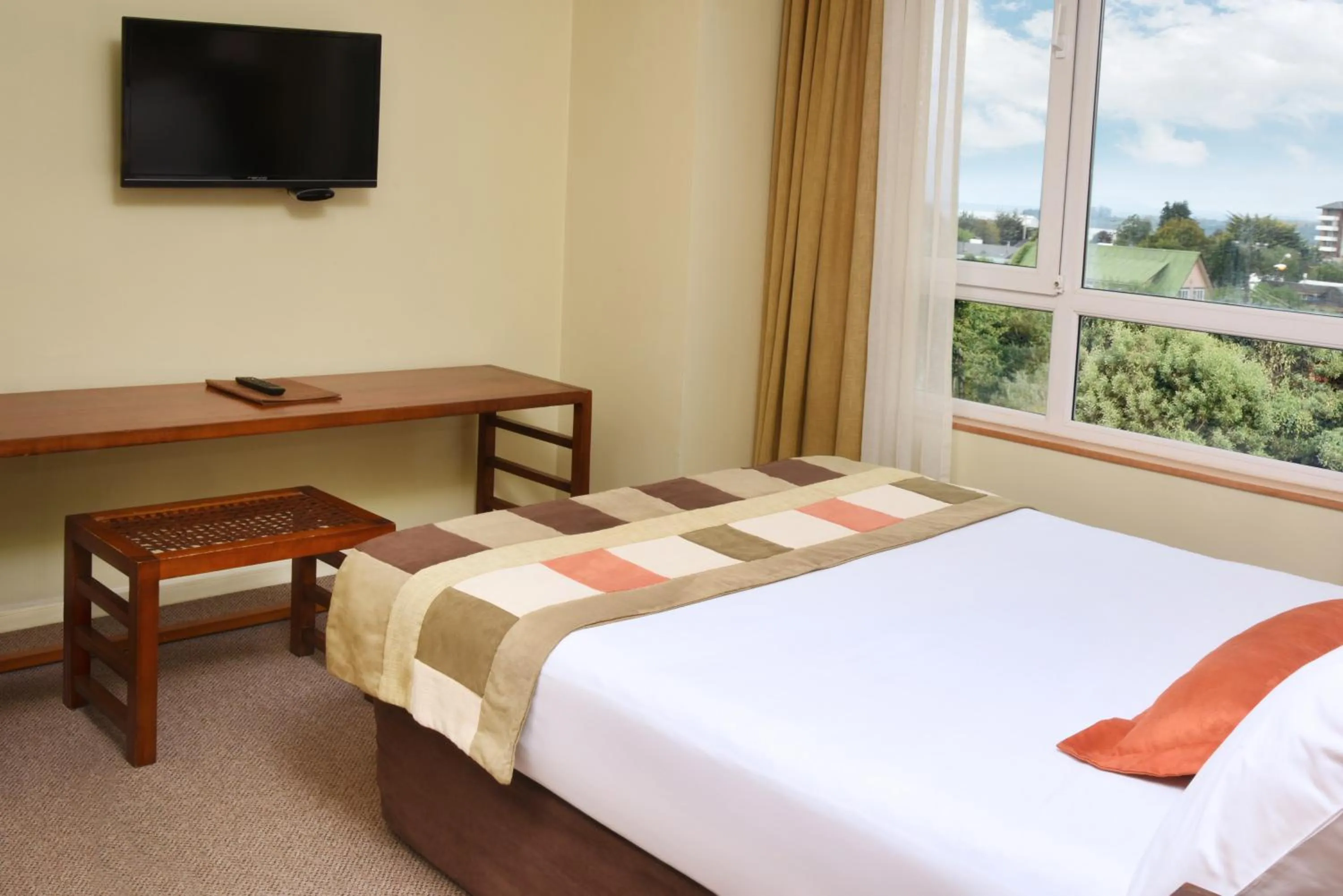 Bedroom, Bed in Solace Hotel Puerto Varas