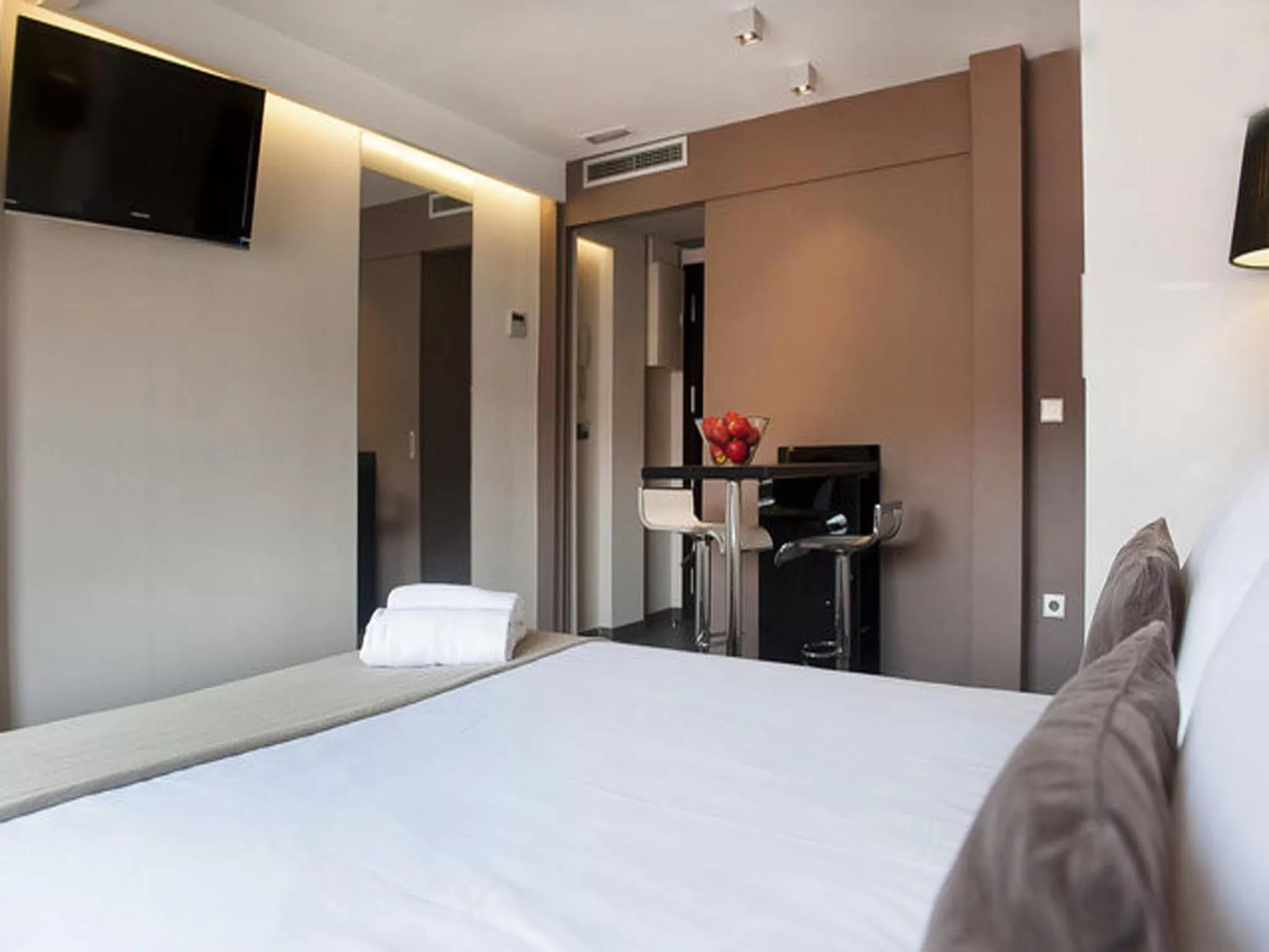 Dining area, Bed in Barcelona Fifteen central Aparthotel